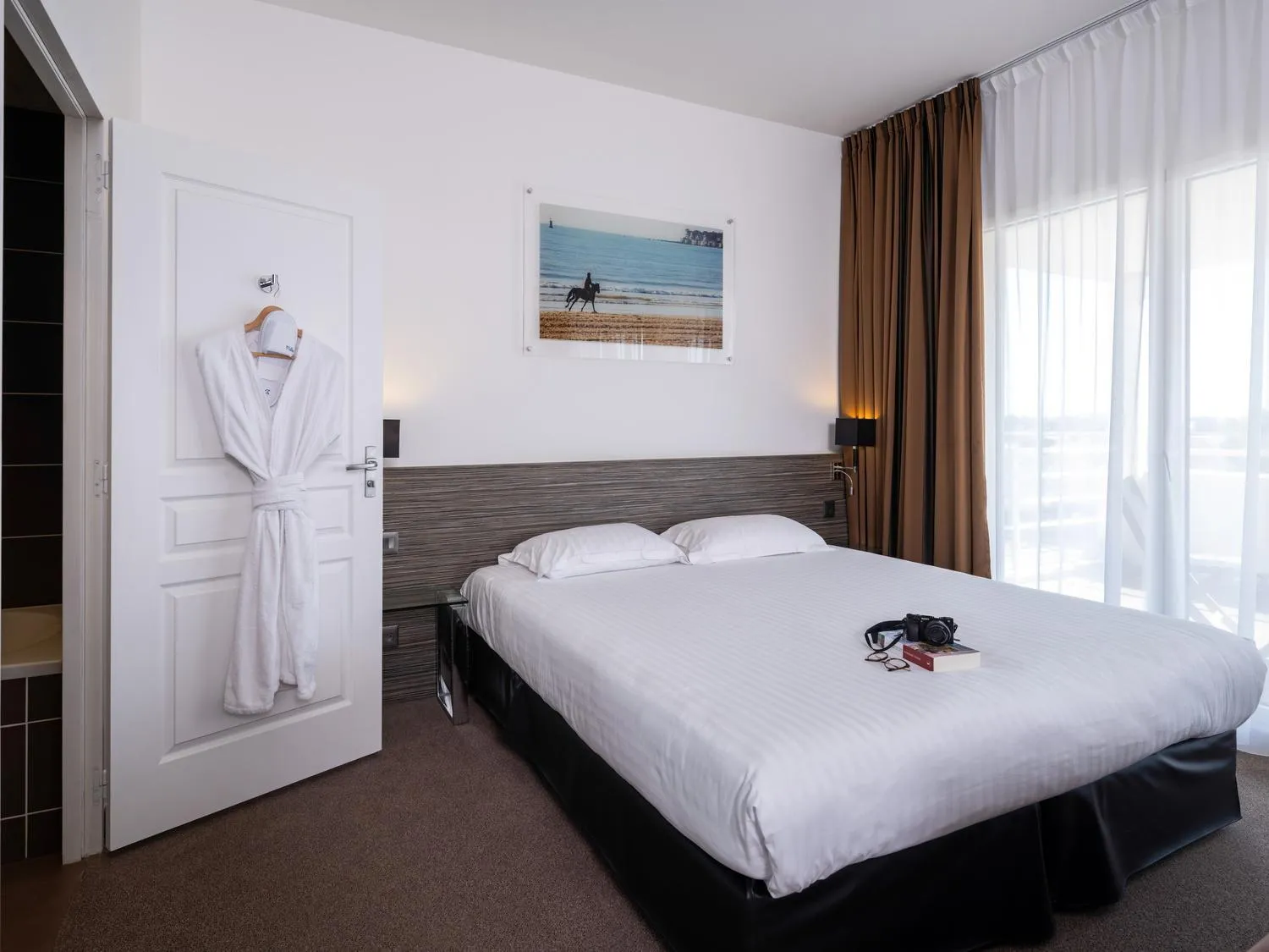 Bedroom, Bed in Golden Tulip La Baule Hotel and Residence