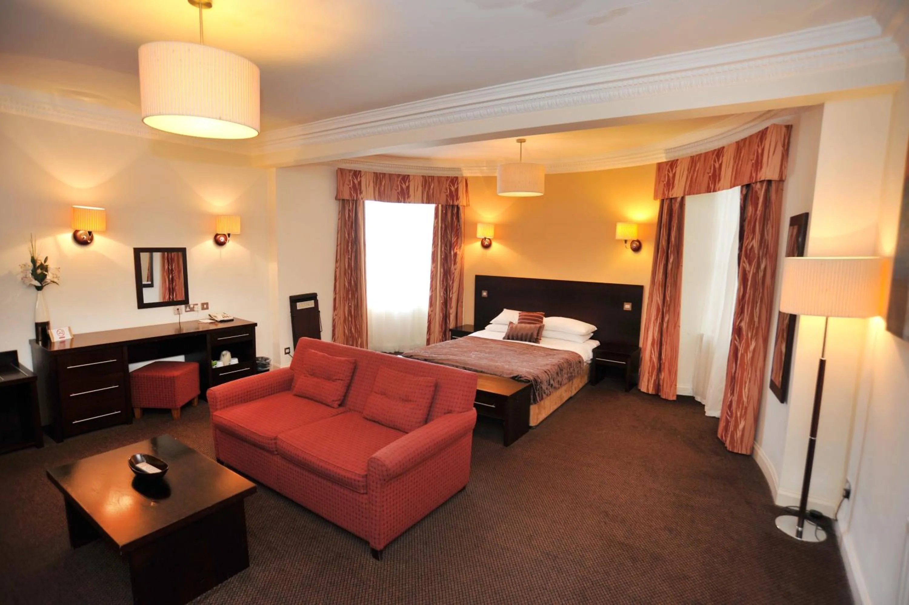 Photo of the whole room, Bed in Golden Lion Hotel