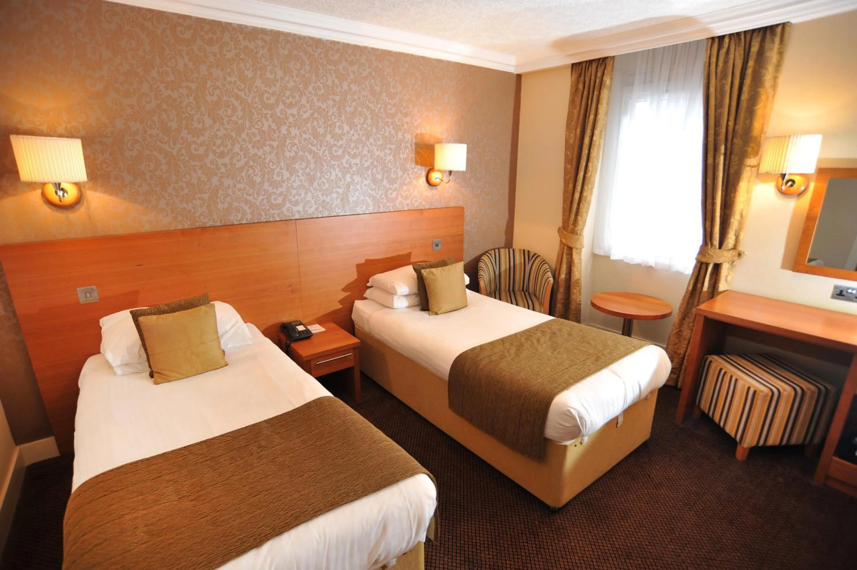 Photo of the whole room, Bed in Golden Lion Hotel