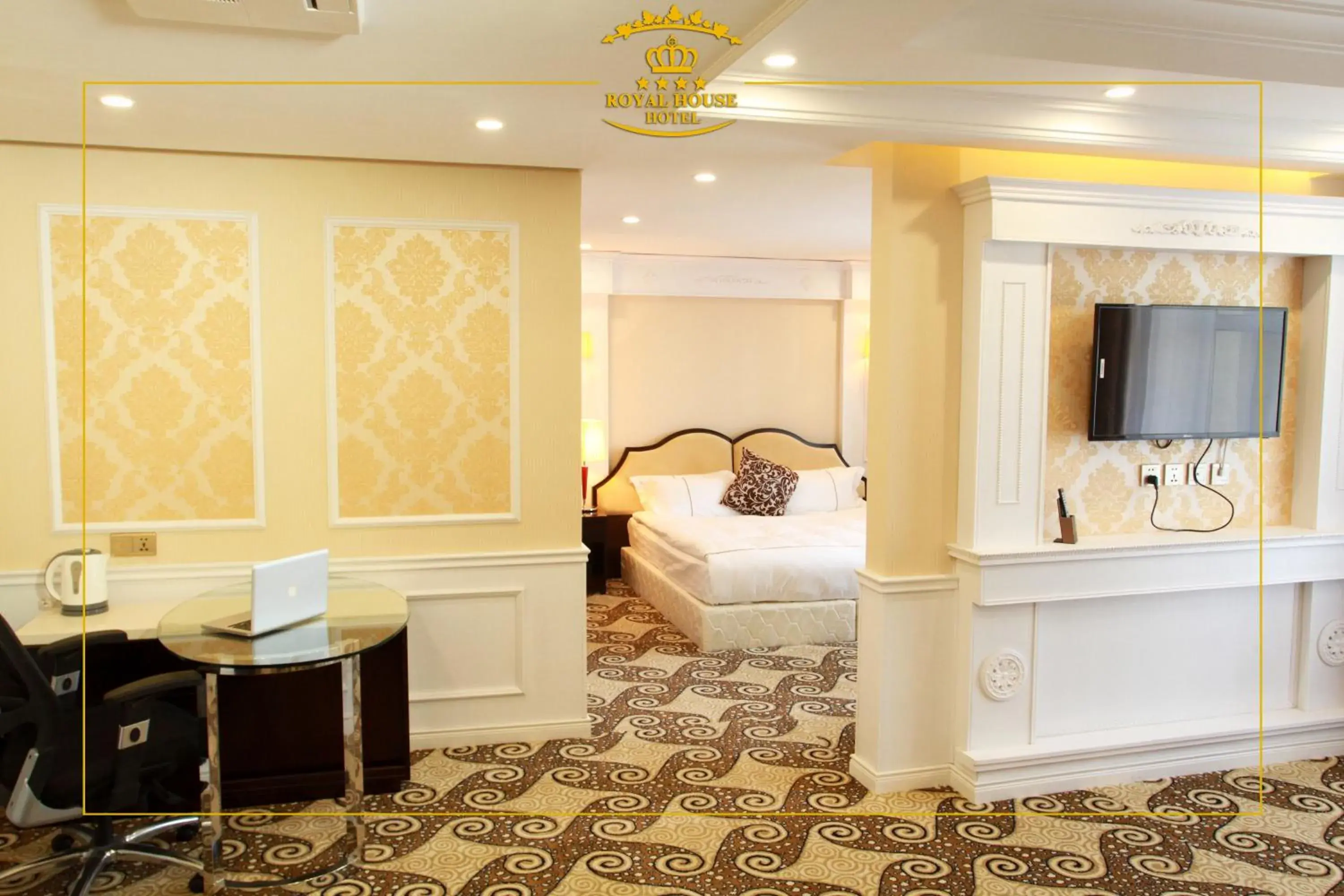 TV and multimedia, Bed in Royal House Hotel 2 TV and multimedia, Bed in Royal House Hotel 2