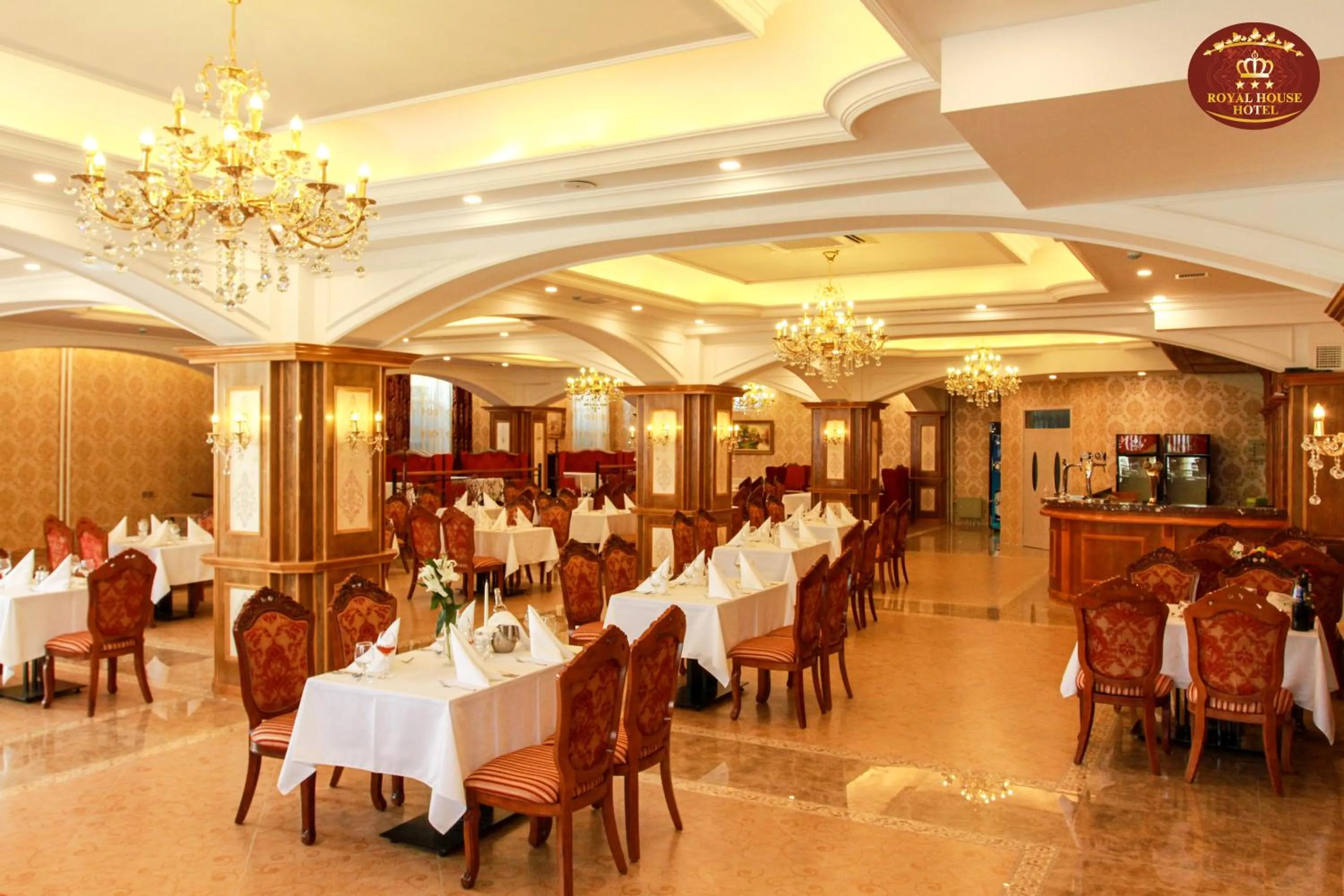 Restaurant/places to eat in Royal House Hotel 2