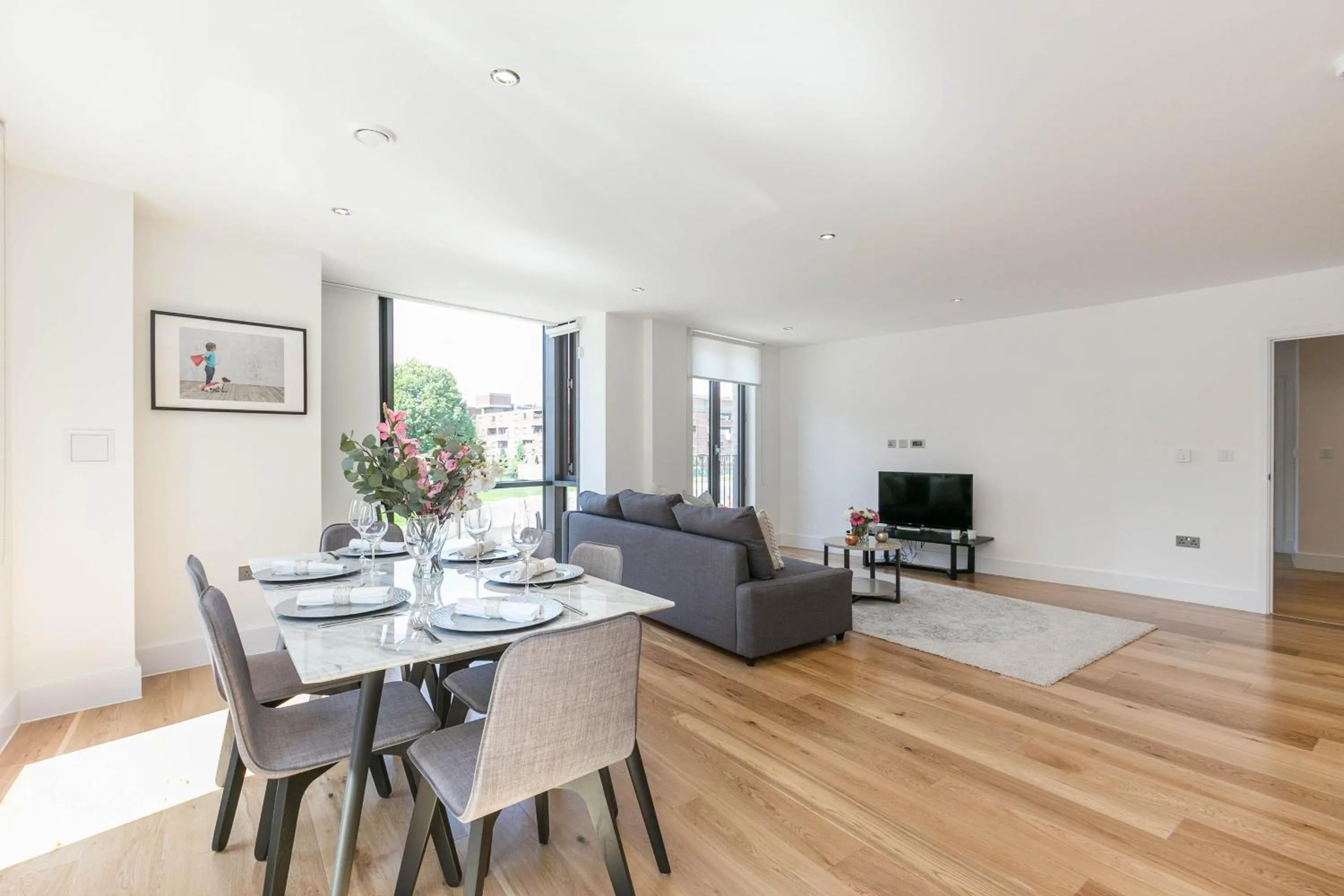 TV and multimedia, Dining Area in Urban Chic - Portobello