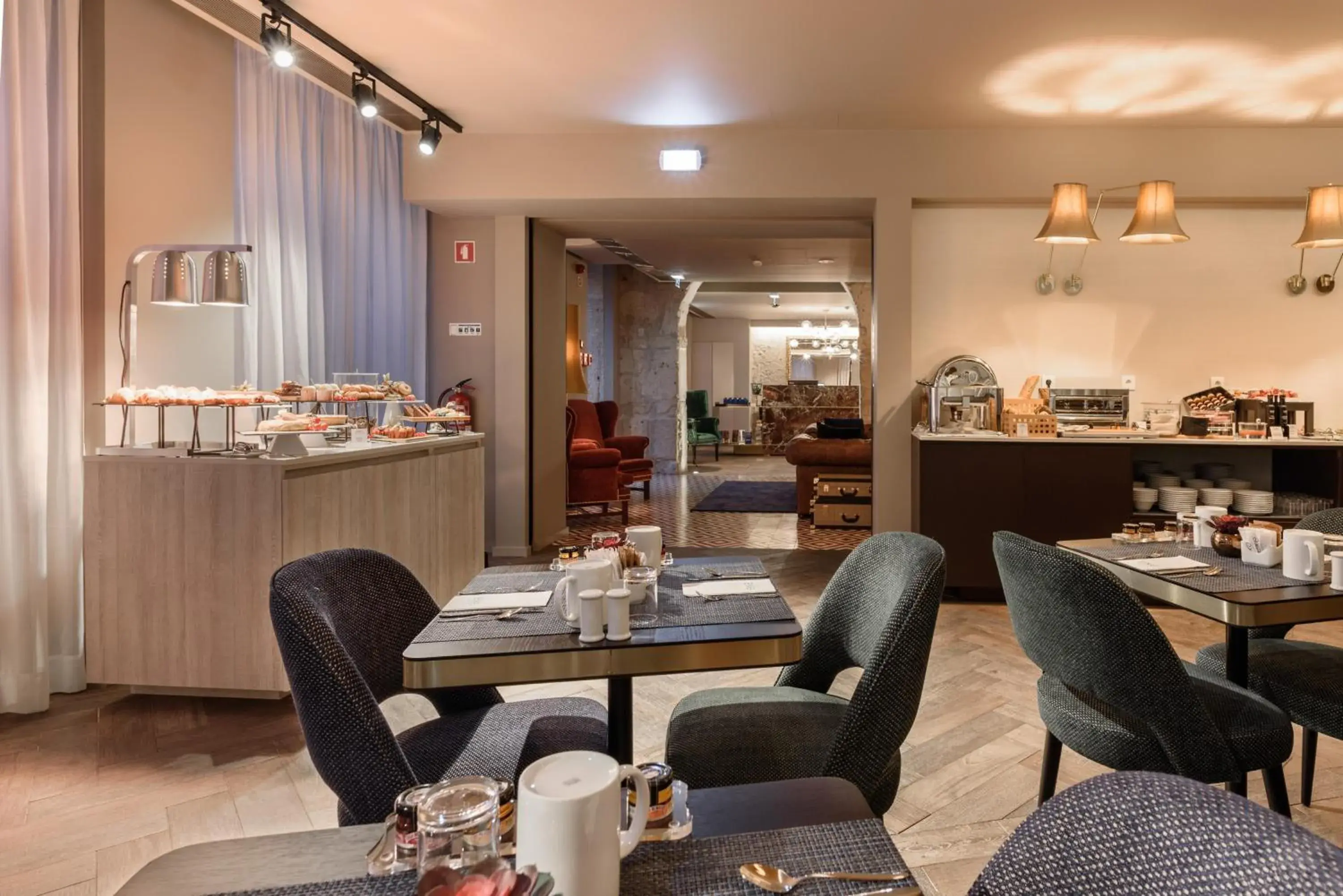 Lounge or bar in Exe Almada Porto Lounge or bar in Exe Almada Porto