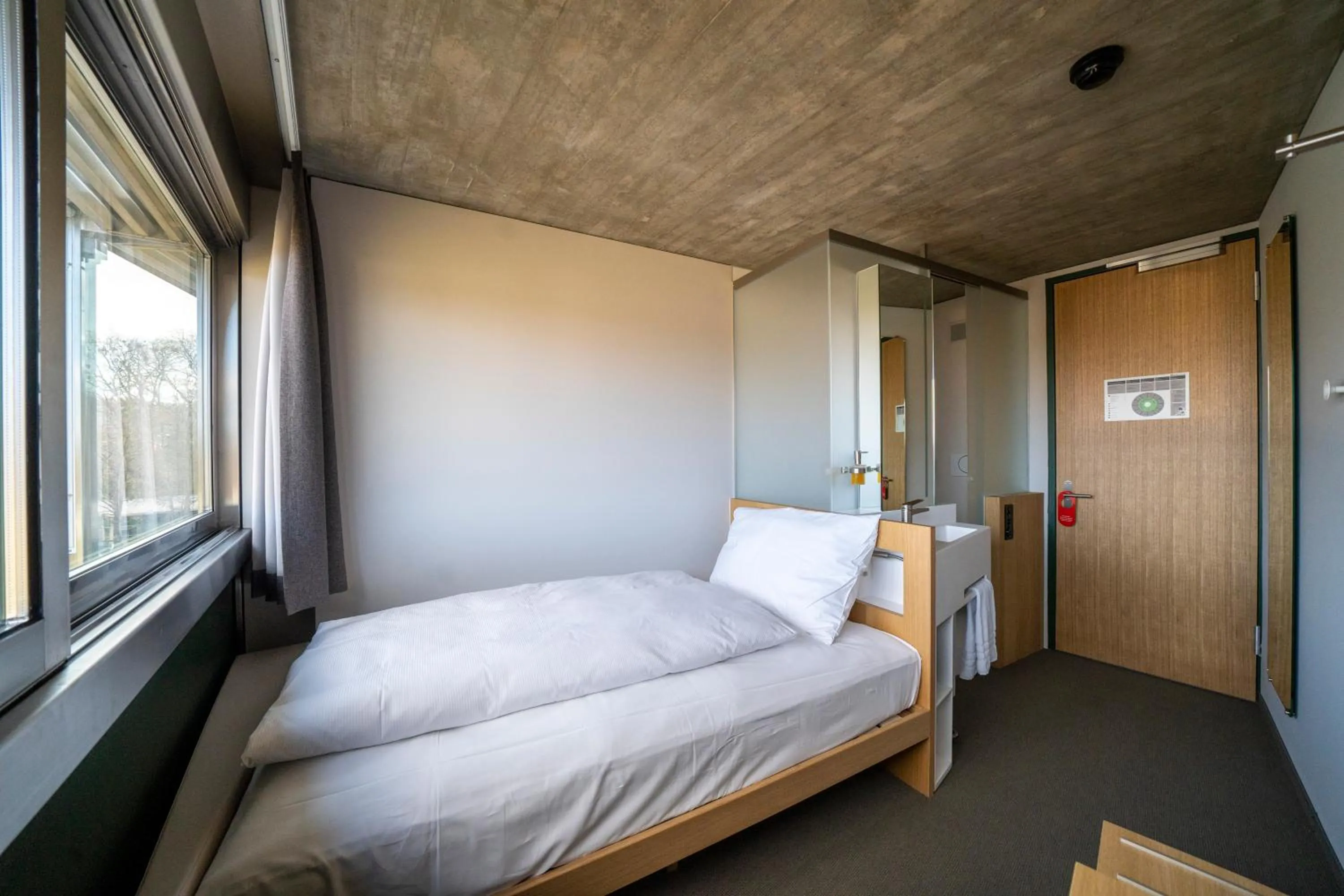 Photo of the whole room, Bed in Centre Loewenberg