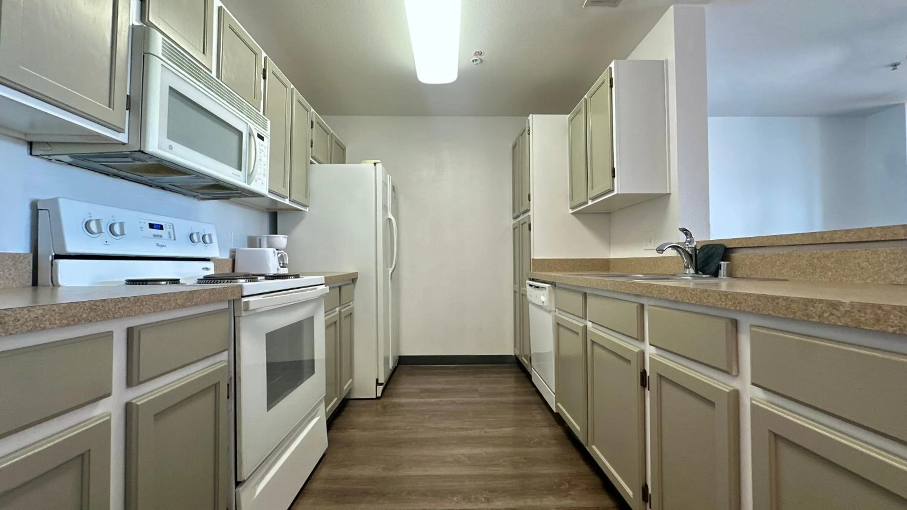 kitchen in MainStay Suites Las Vegas Flamingo