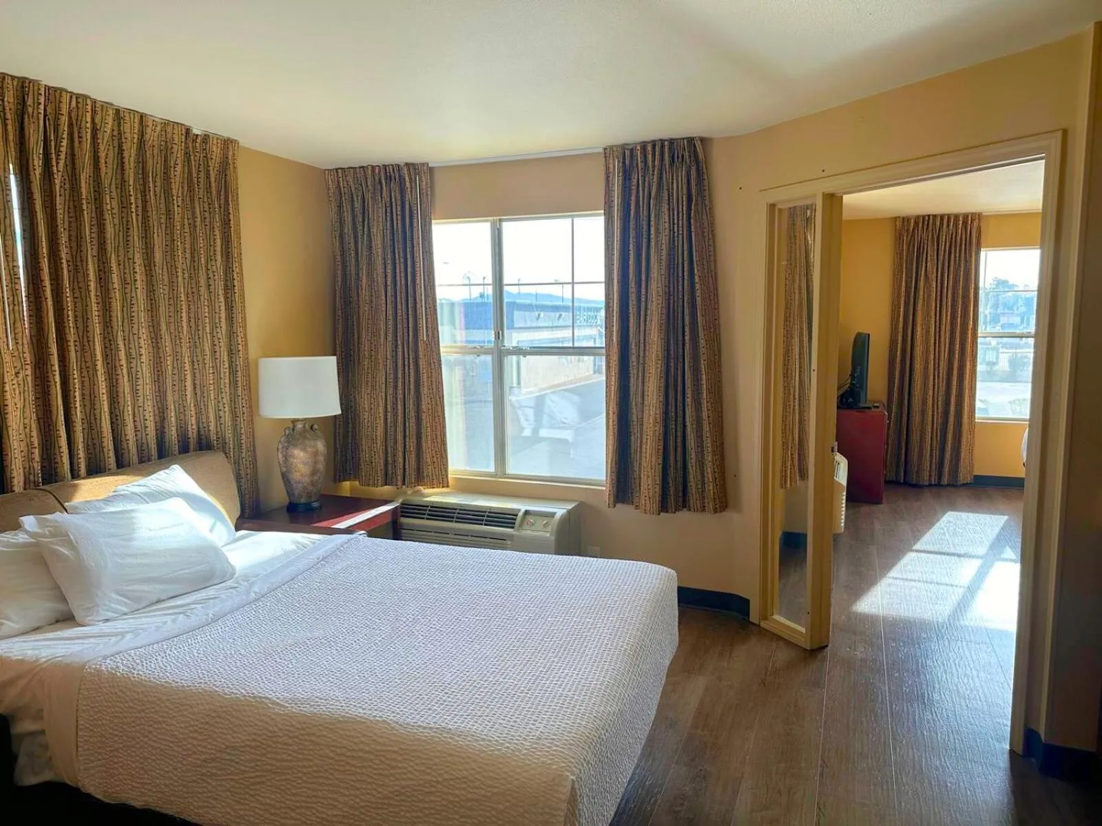 Bed in MainStay Suites Las Vegas Flamingo