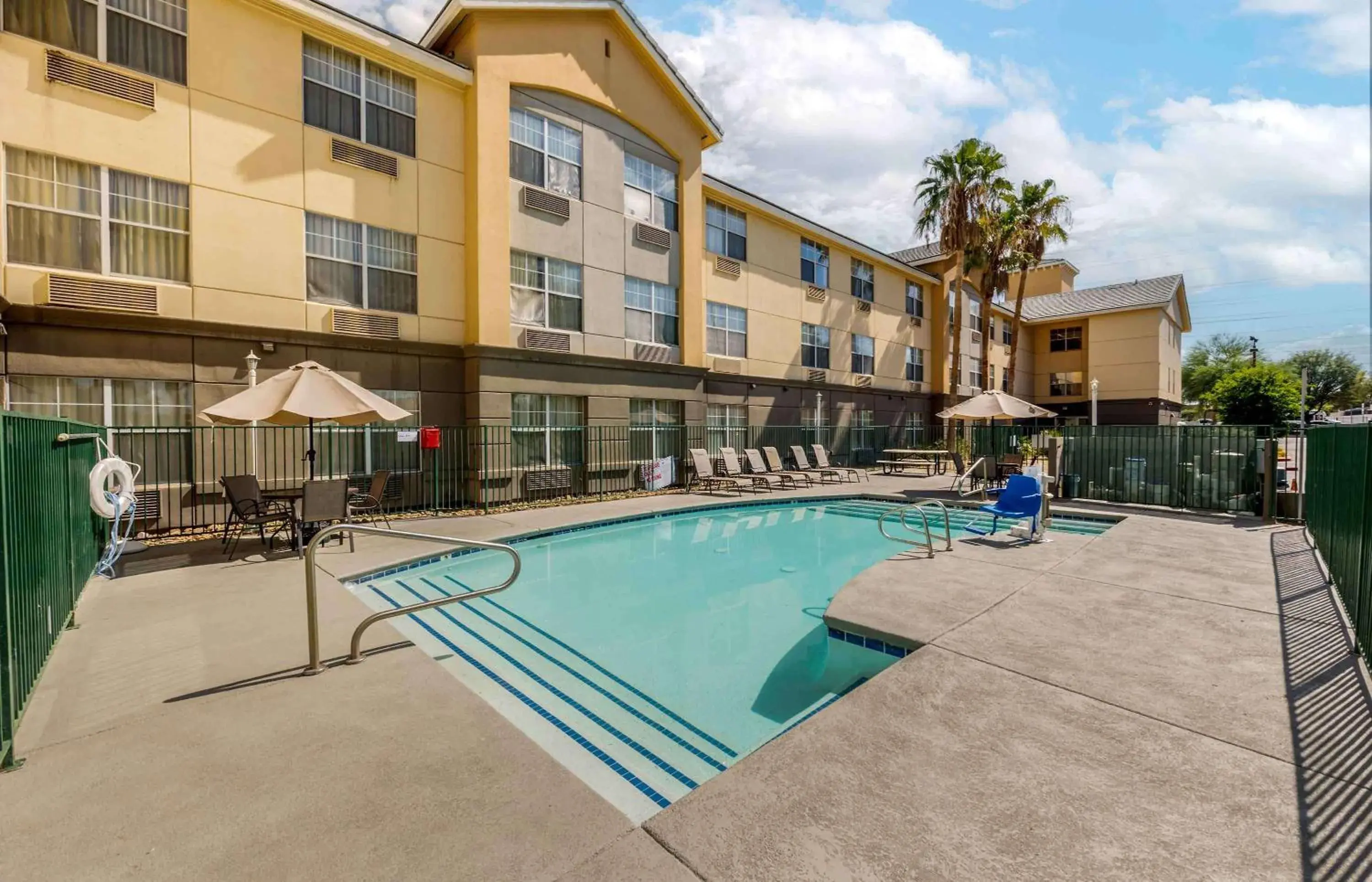 Pool view in MainStay Suites Las Vegas Flamingo Pool view in MainStay Suites Las Vegas Flamingo