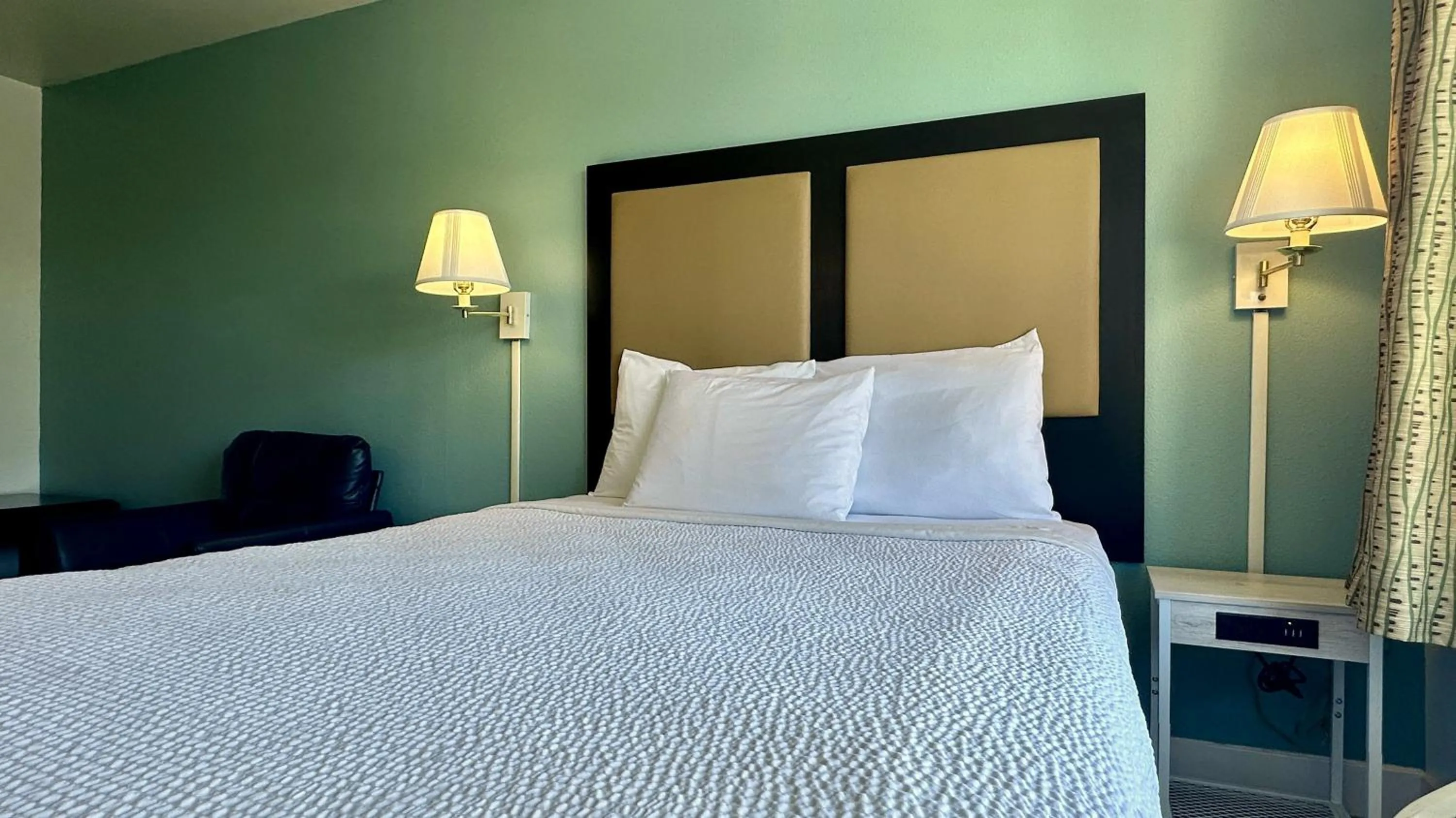 Bedroom, Bed in MainStay Suites Las Vegas Flamingo