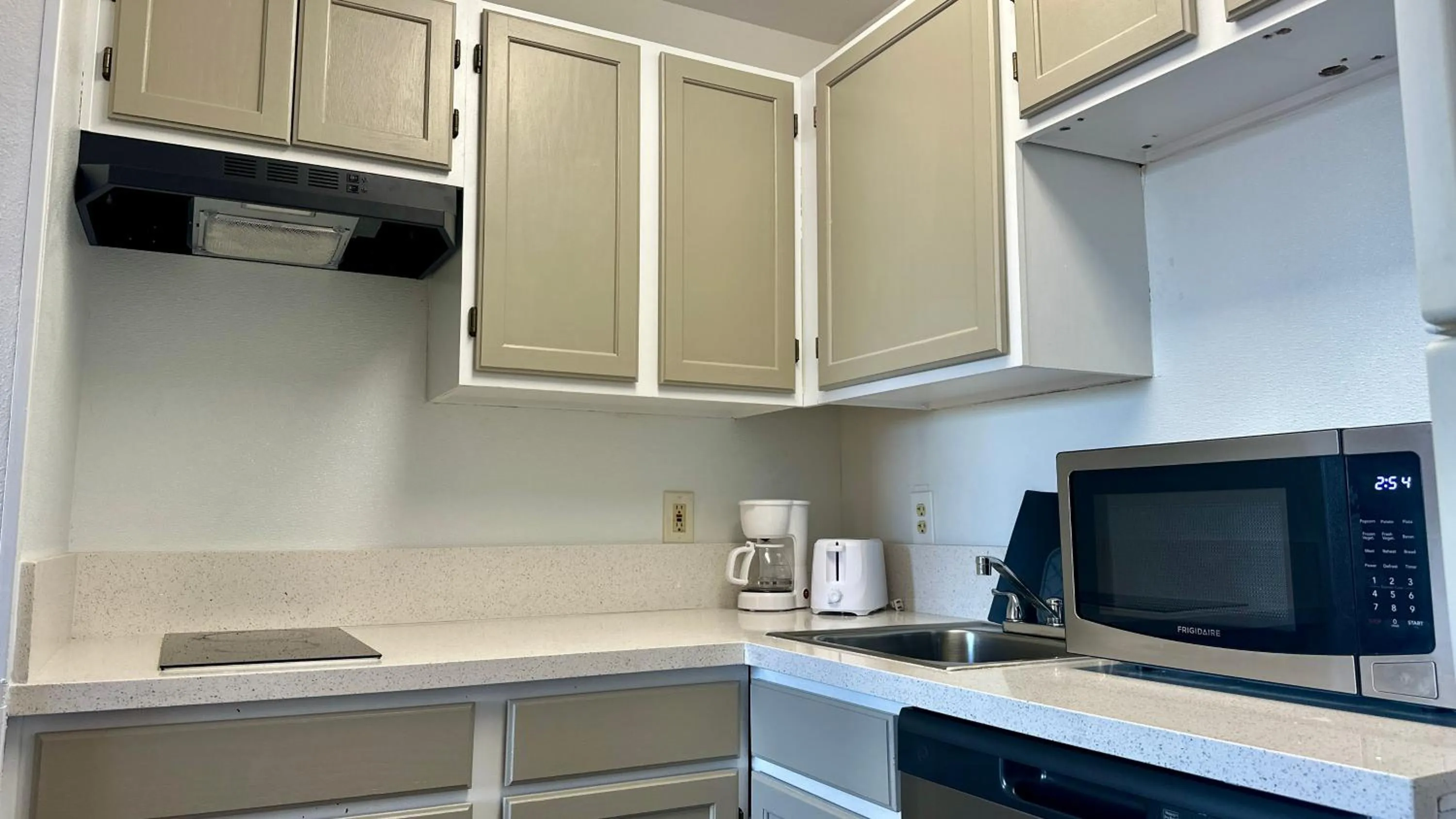 kitchen in MainStay Suites Las Vegas Flamingo