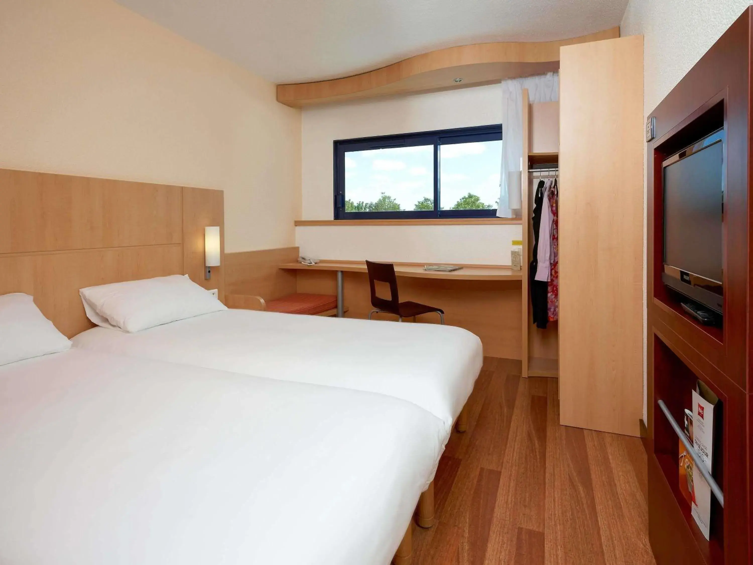 Bedroom, Bed in ibis Poitiers Site du Futuroscope Bedroom, Bed in ibis Poitiers Site du Futuroscope