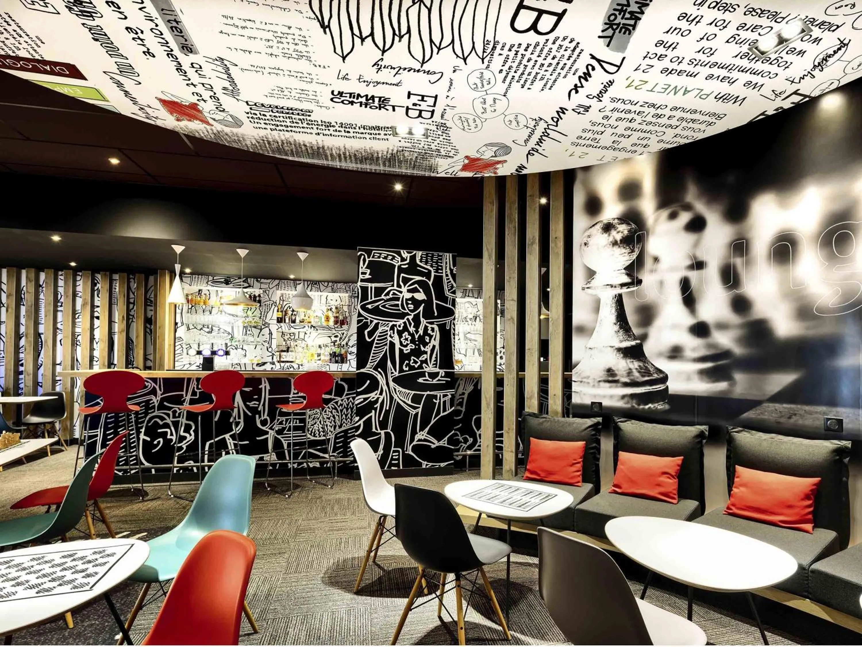 Lounge or bar in ibis Poitiers Site du Futuroscope