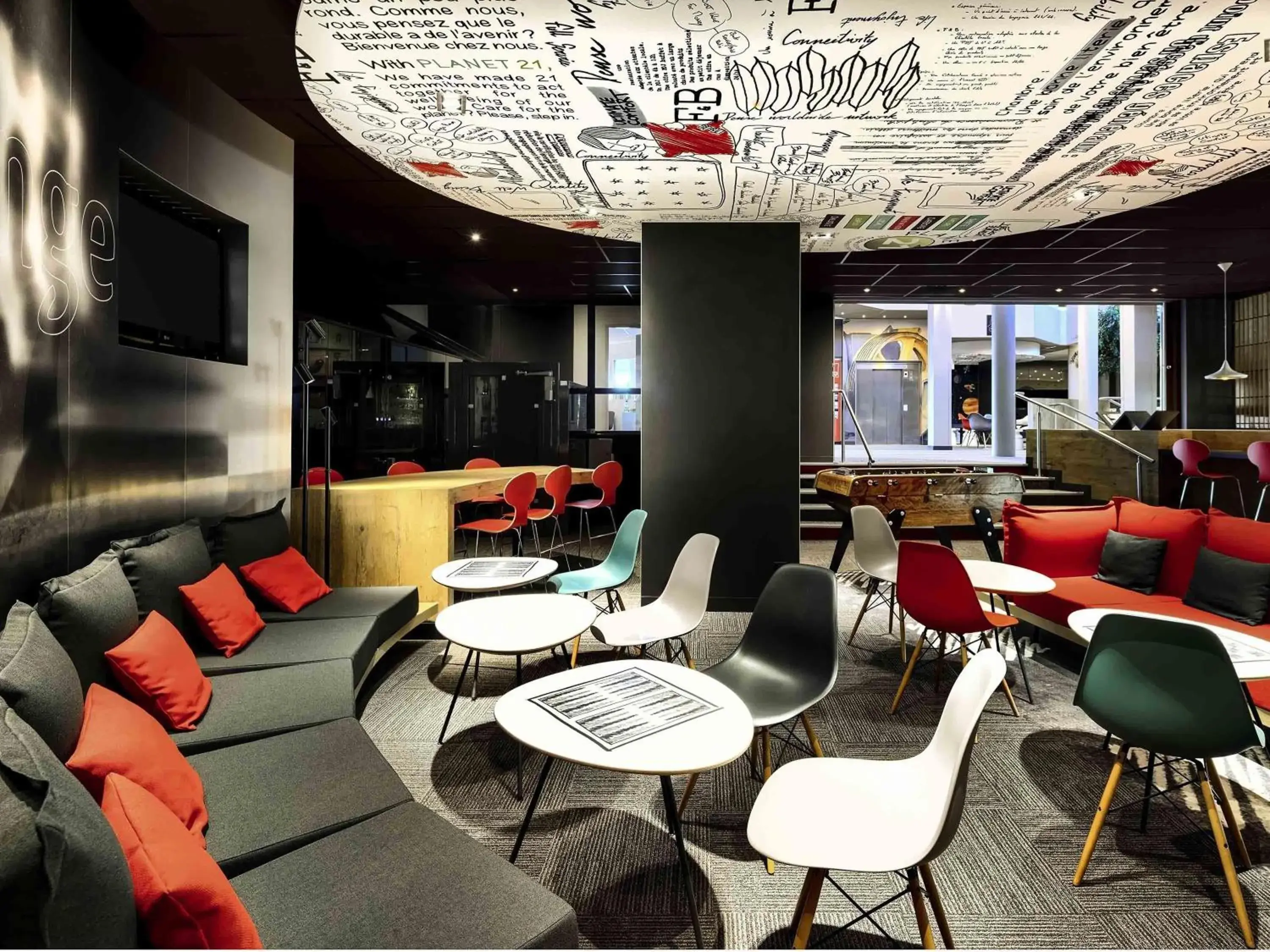 Lounge or bar in ibis Site du Futuroscope Lounge or bar in ibis Site du Futuroscope