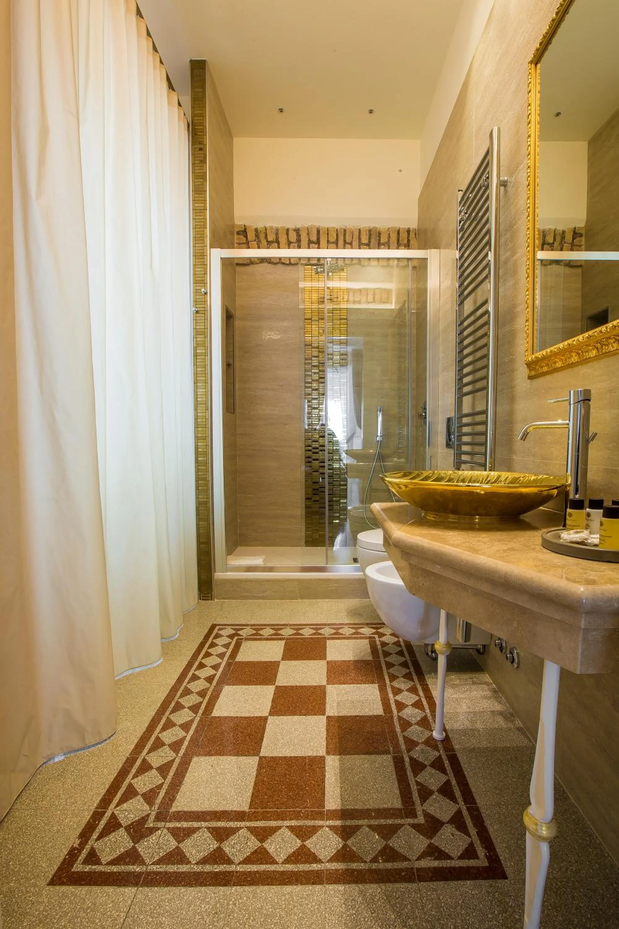 Shower in Trastevere Royal Suite