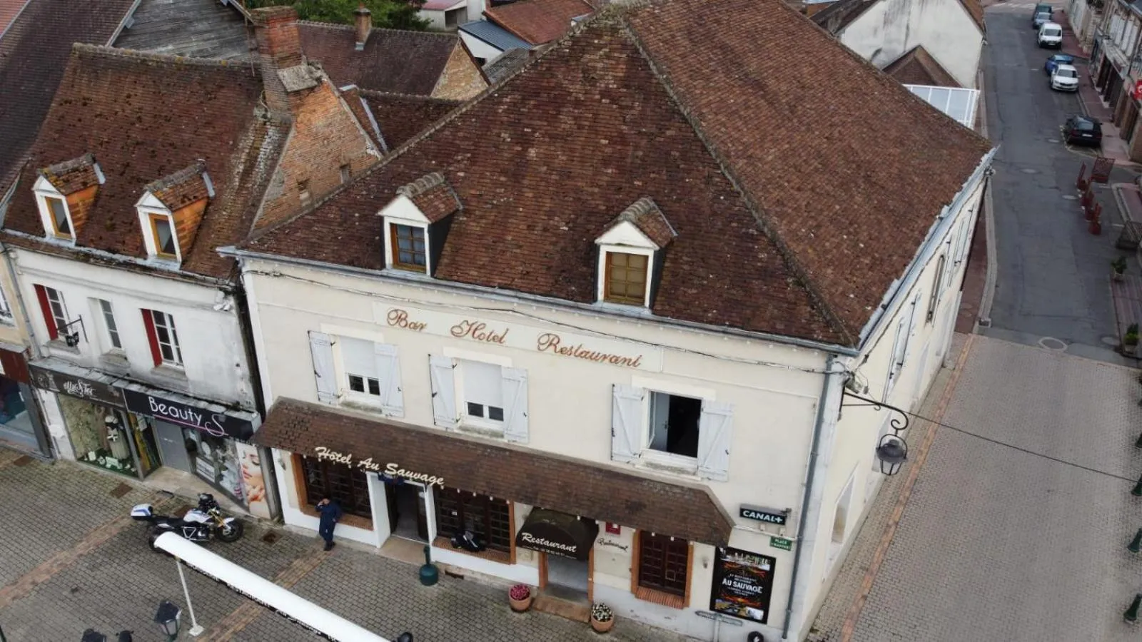 Property building in Au Sauvage