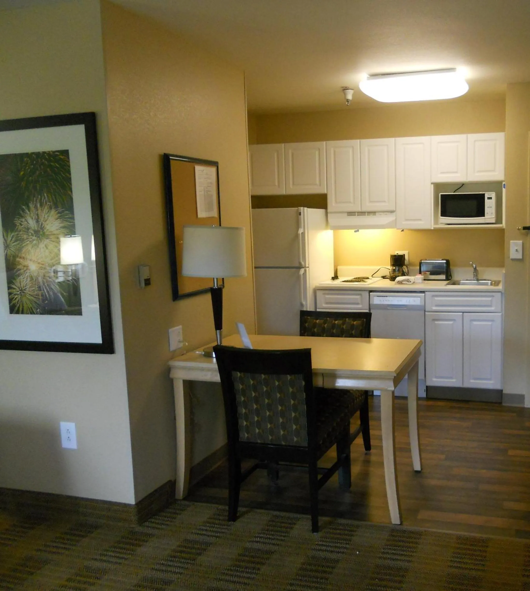Dining area in Extended Stay America Suites - Orlando - Lake Buena Vista