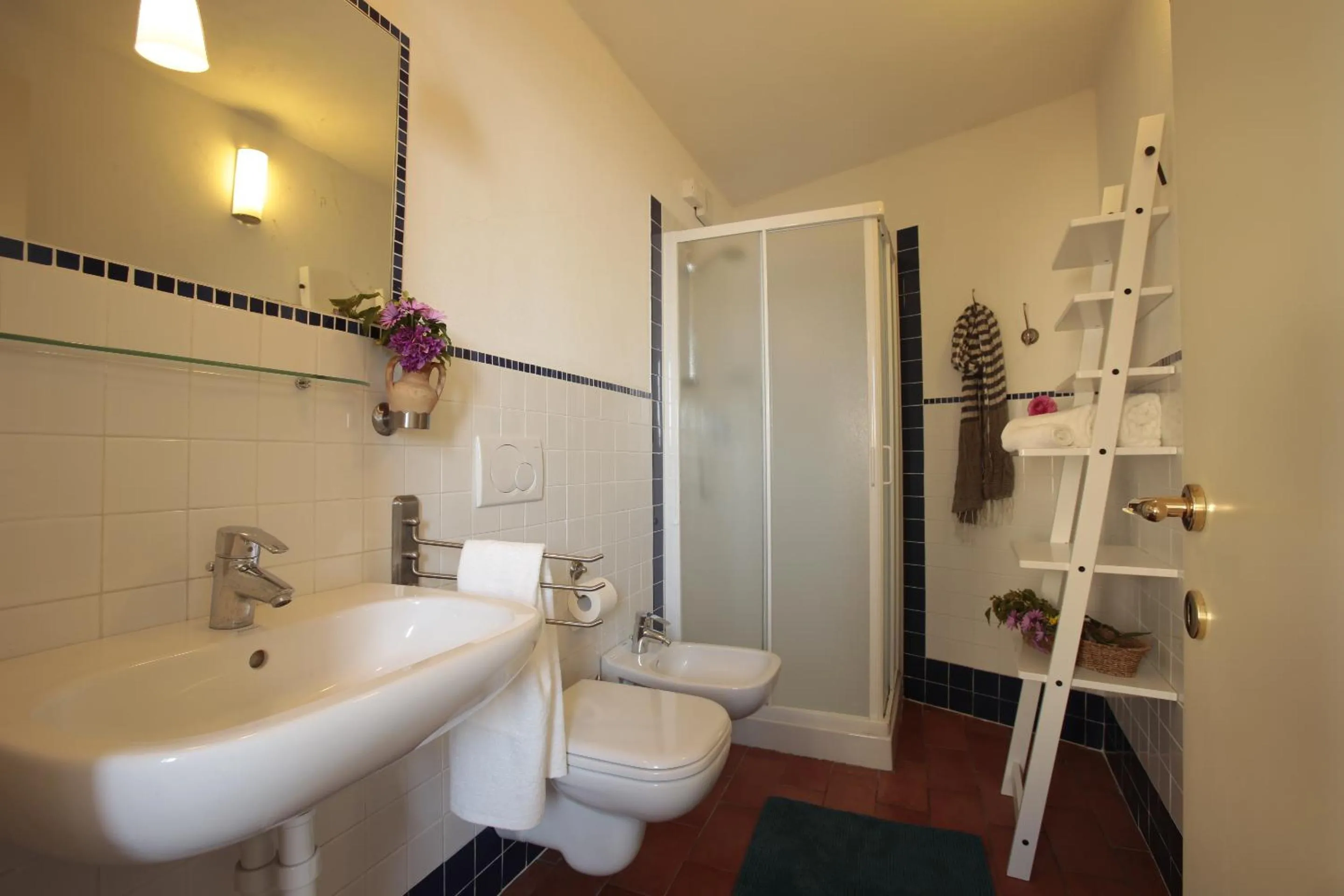 Shower in Blu Oltremare