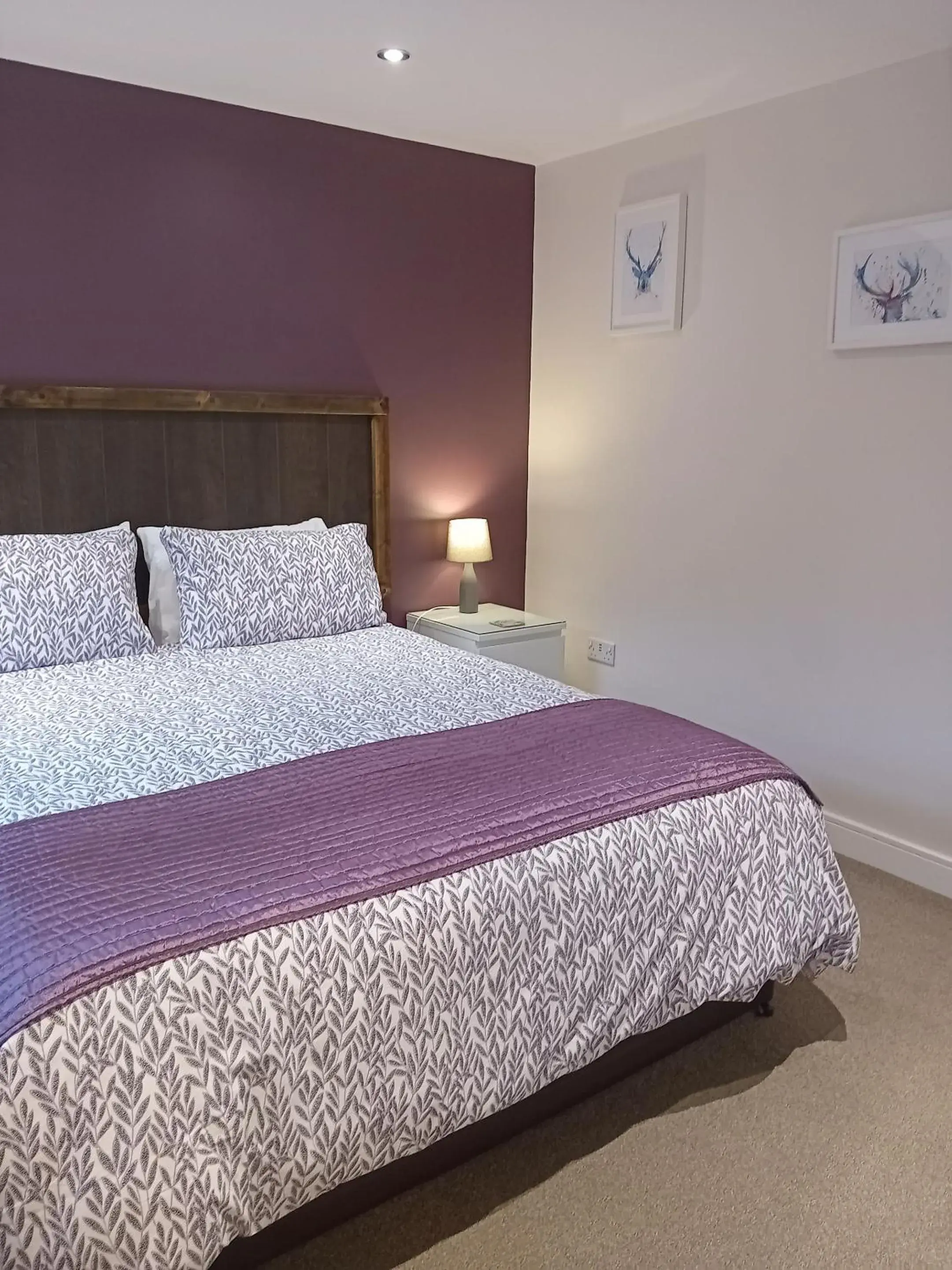 Bedroom, Bed in Middle House Bedroom, Bed in Middle House