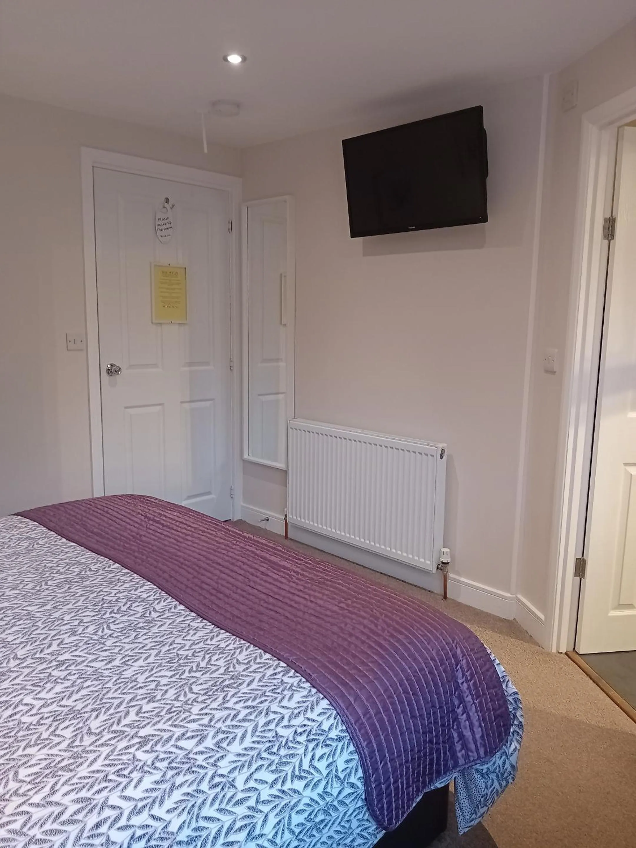 Bedroom, Bed in Middle House