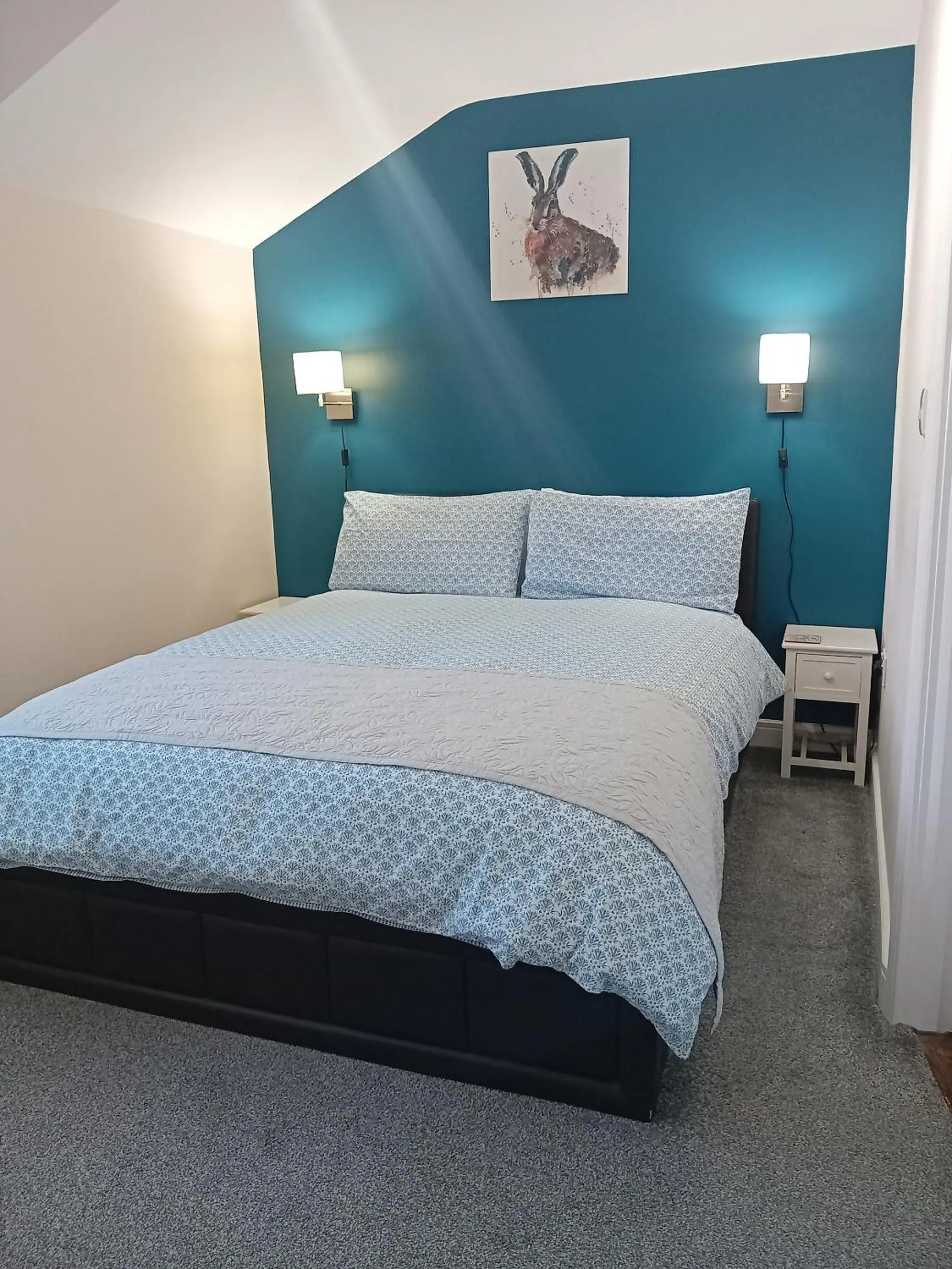 Bedroom, Bed in Middle House Bedroom, Bed in Middle House