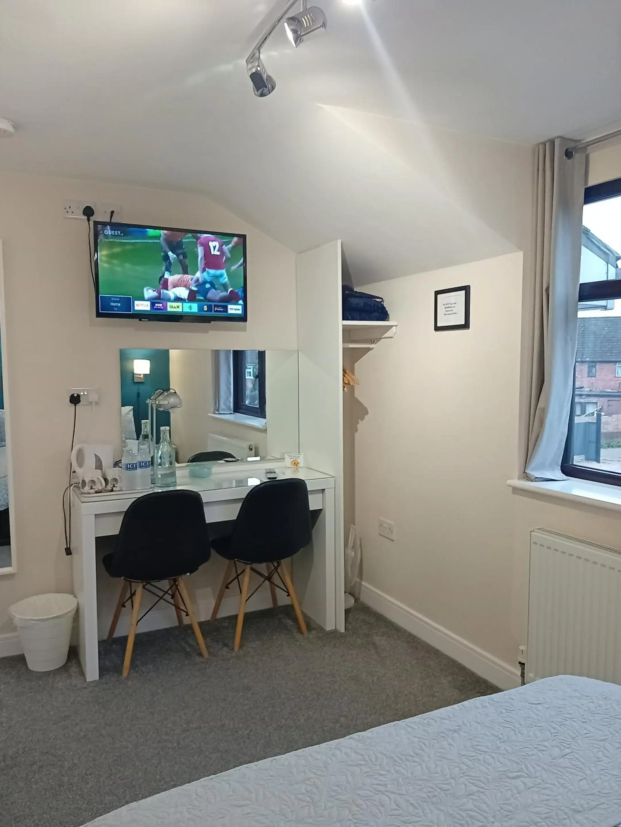 Bedroom, Bed in Middle House Bedroom, Bed in Middle House