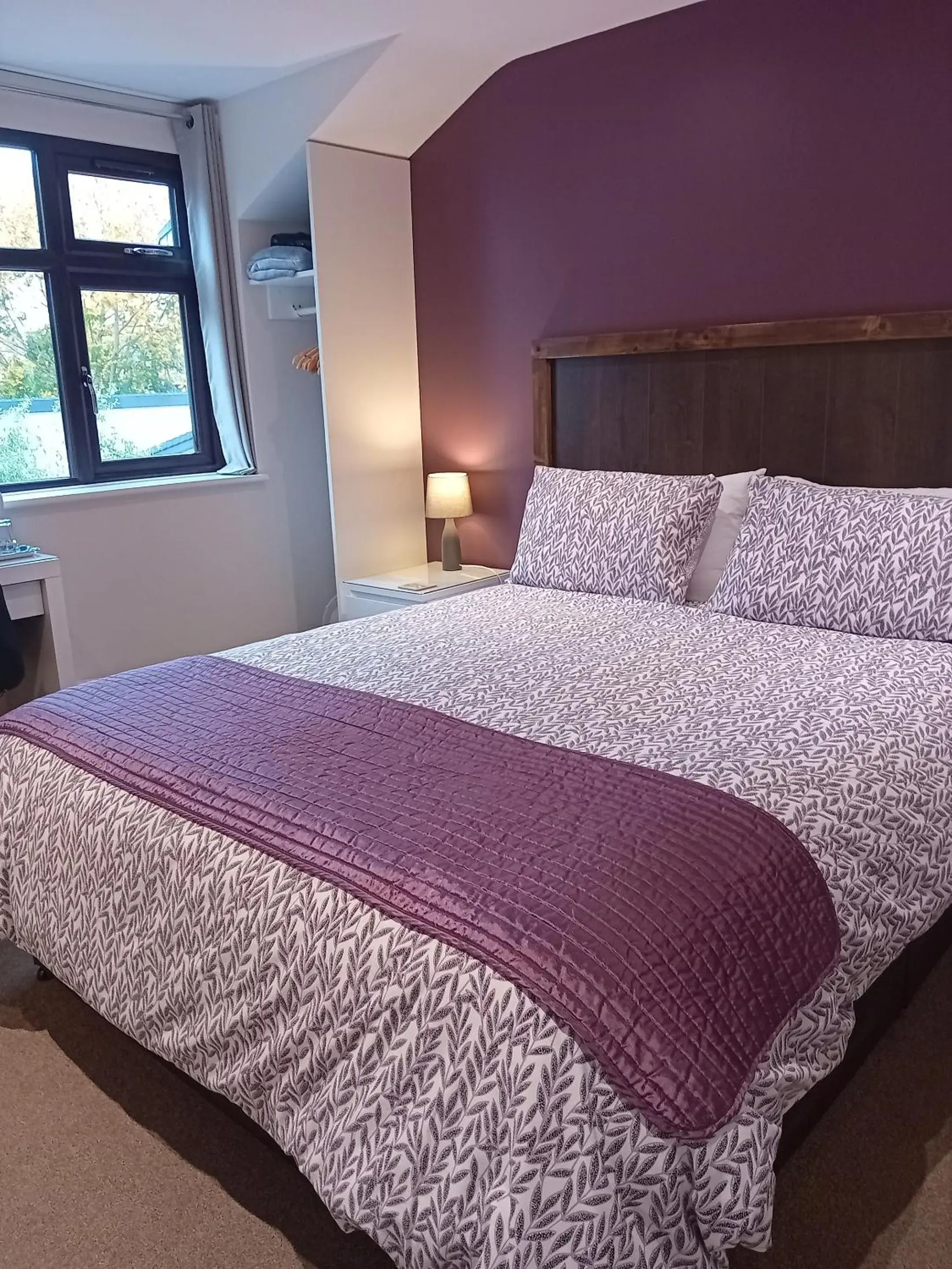 Bedroom, Bed in Middle House Bedroom, Bed in Middle House