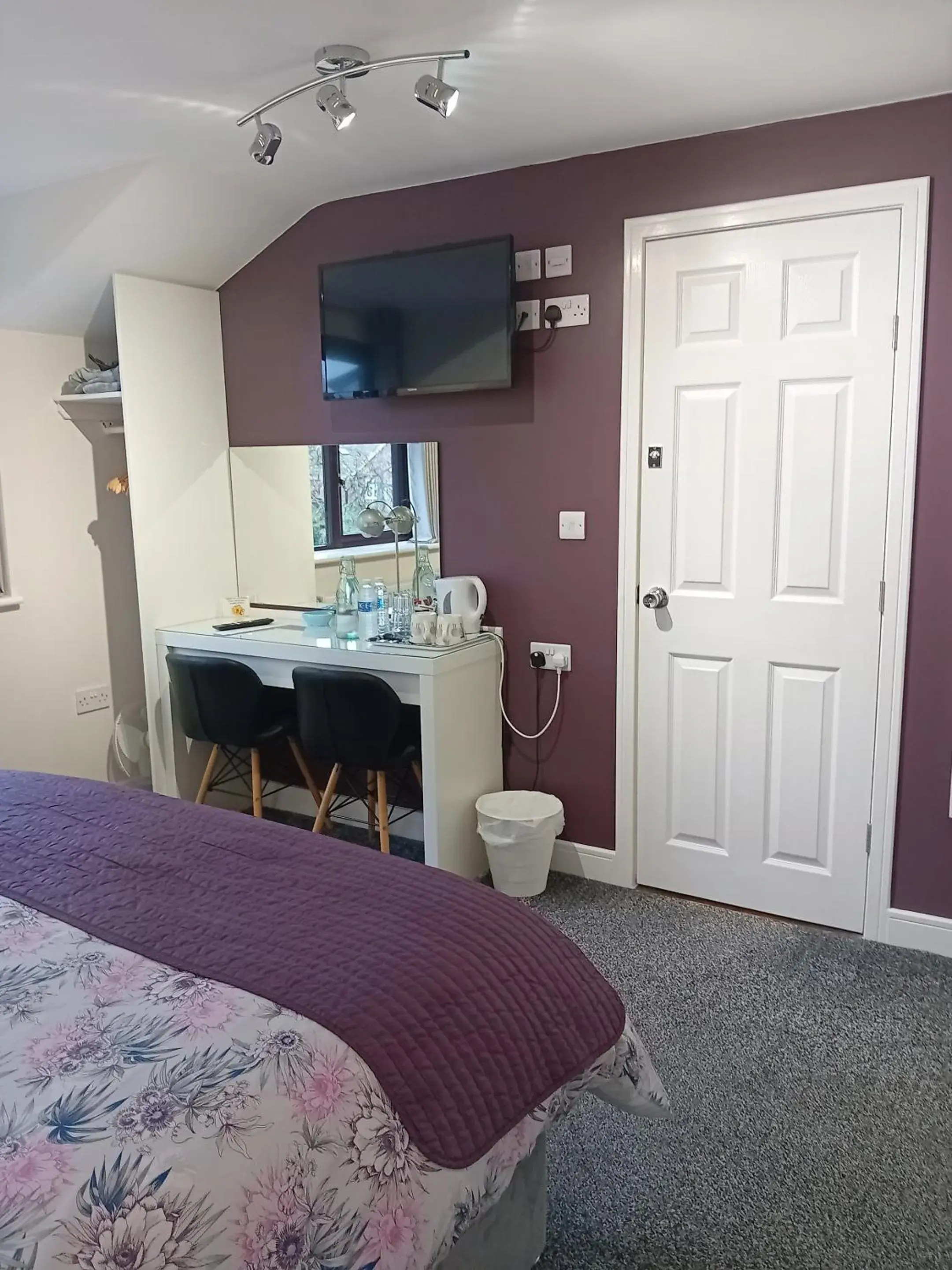 Bedroom, Bed in Middle House Bedroom, Bed in Middle House