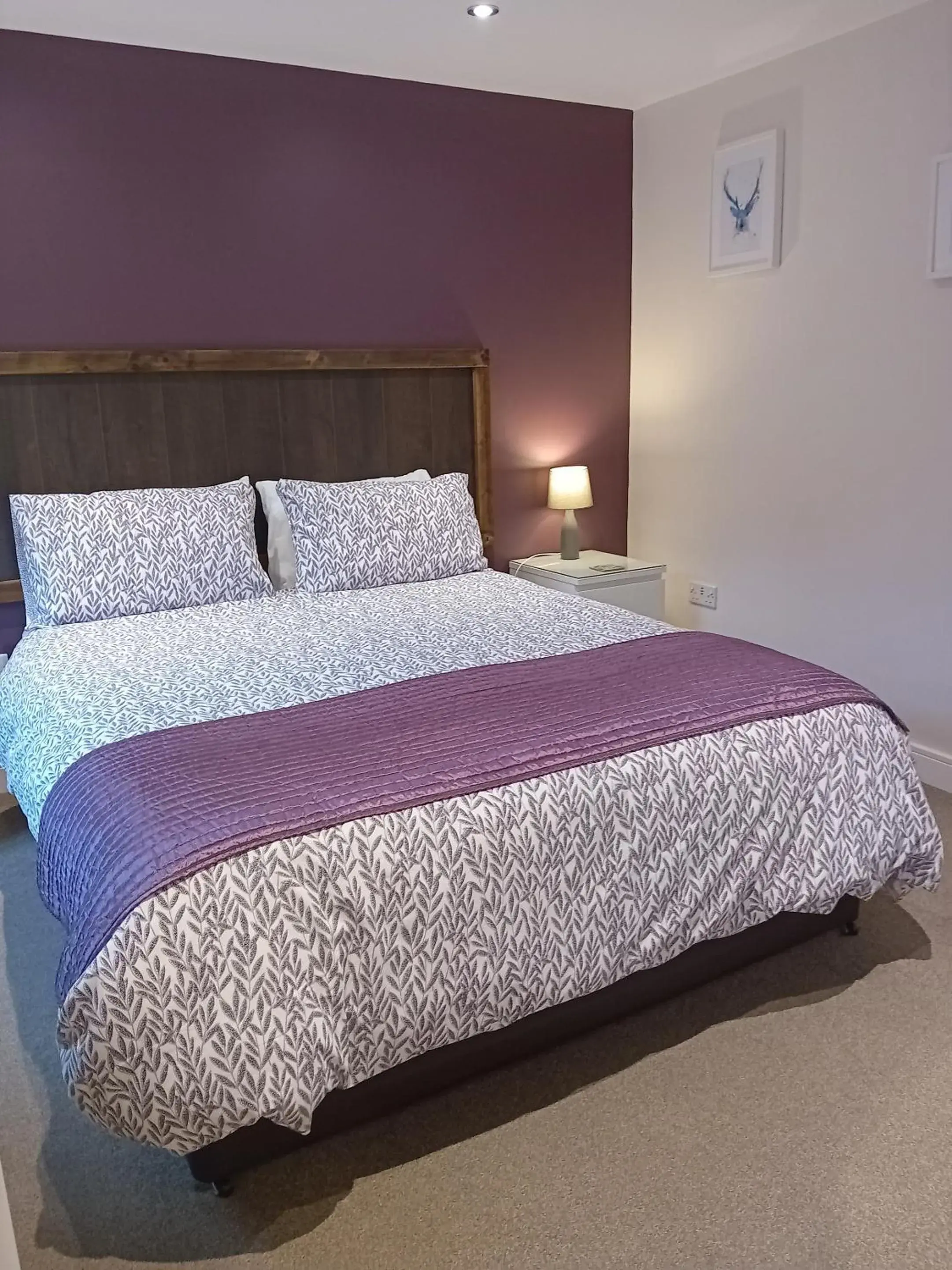 Bedroom, Bed in Middle House Bedroom, Bed in Middle House