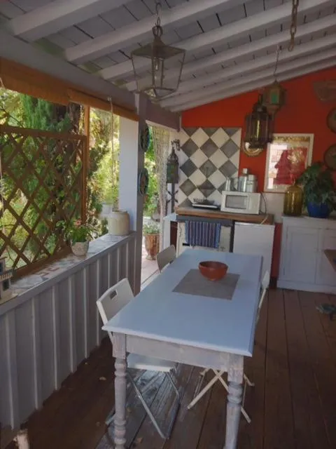 Dining area in la maison d'Anna chambres d hôtes