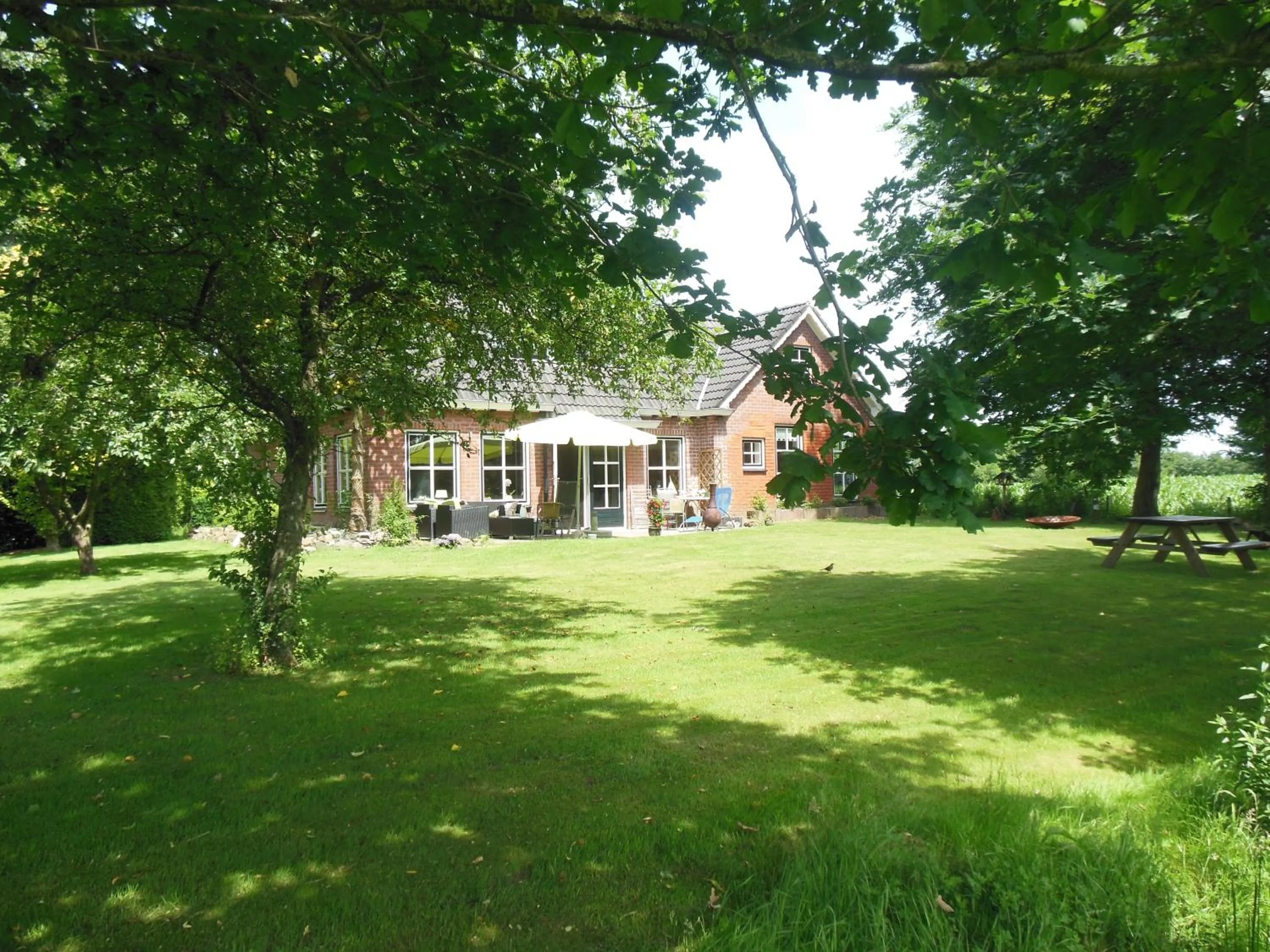 Garden view in B&B Landgoed Sonneborghe