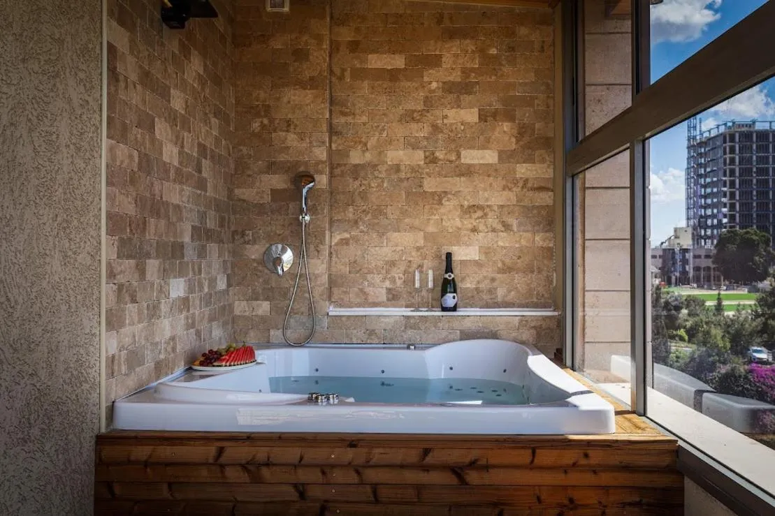 Bath in Ramada Olivie Nazareth