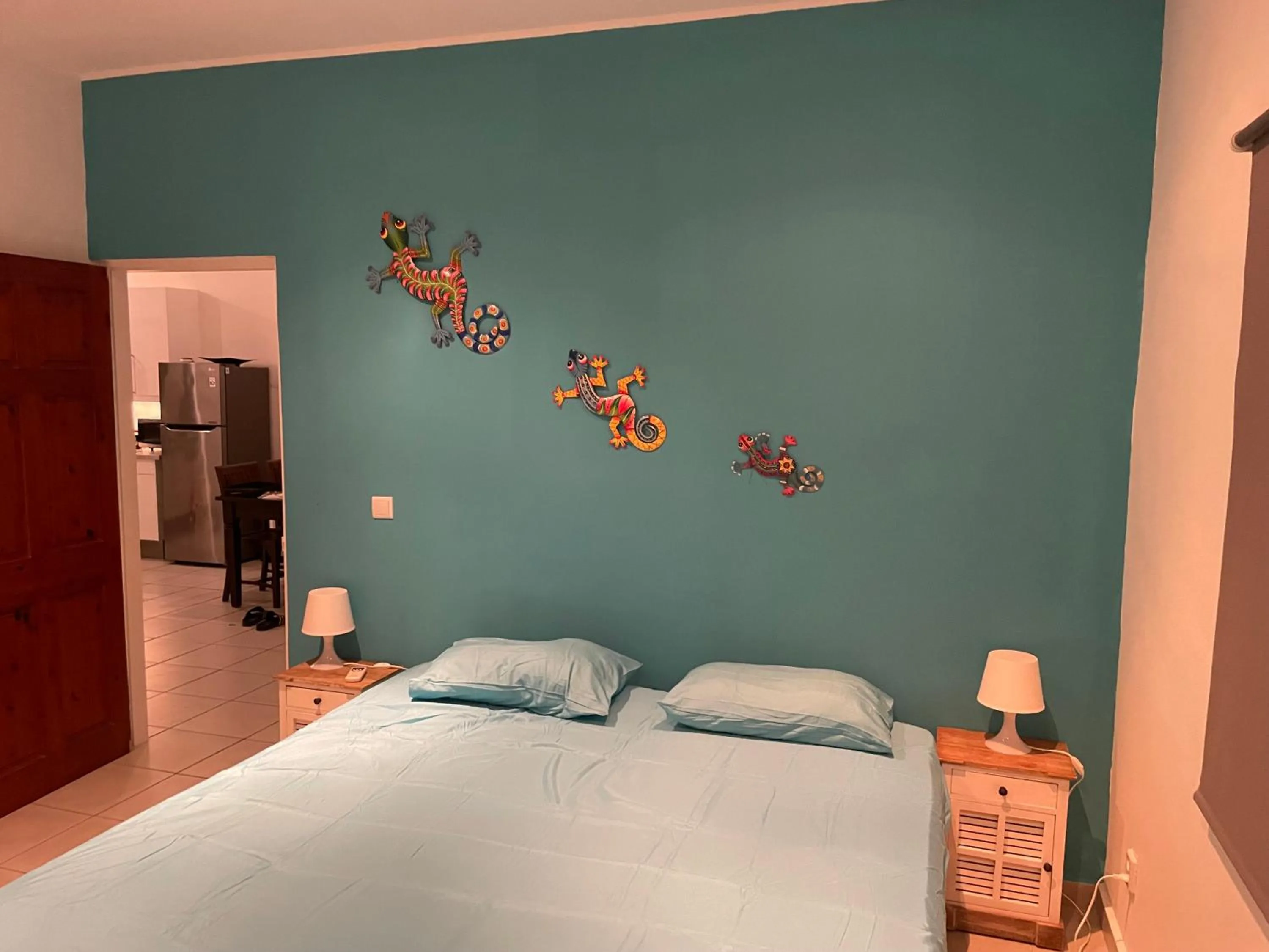 Bed in Blue Marlin Apartments, nabij Mambo Beach