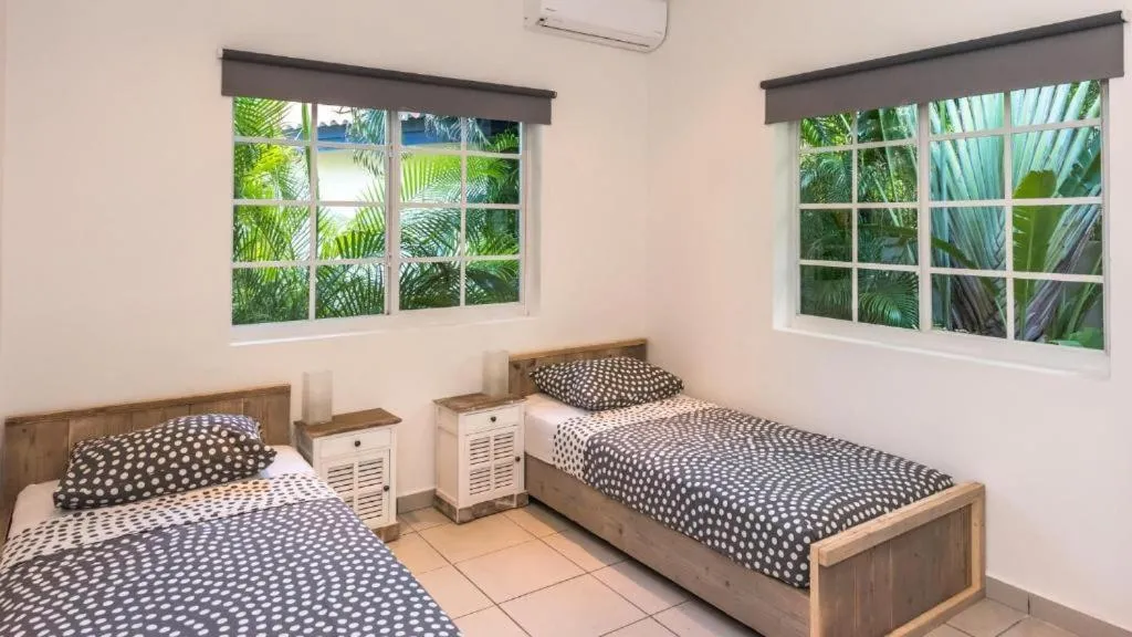 Bed in Blue Marlin Apartments, nabij Mambo Beach