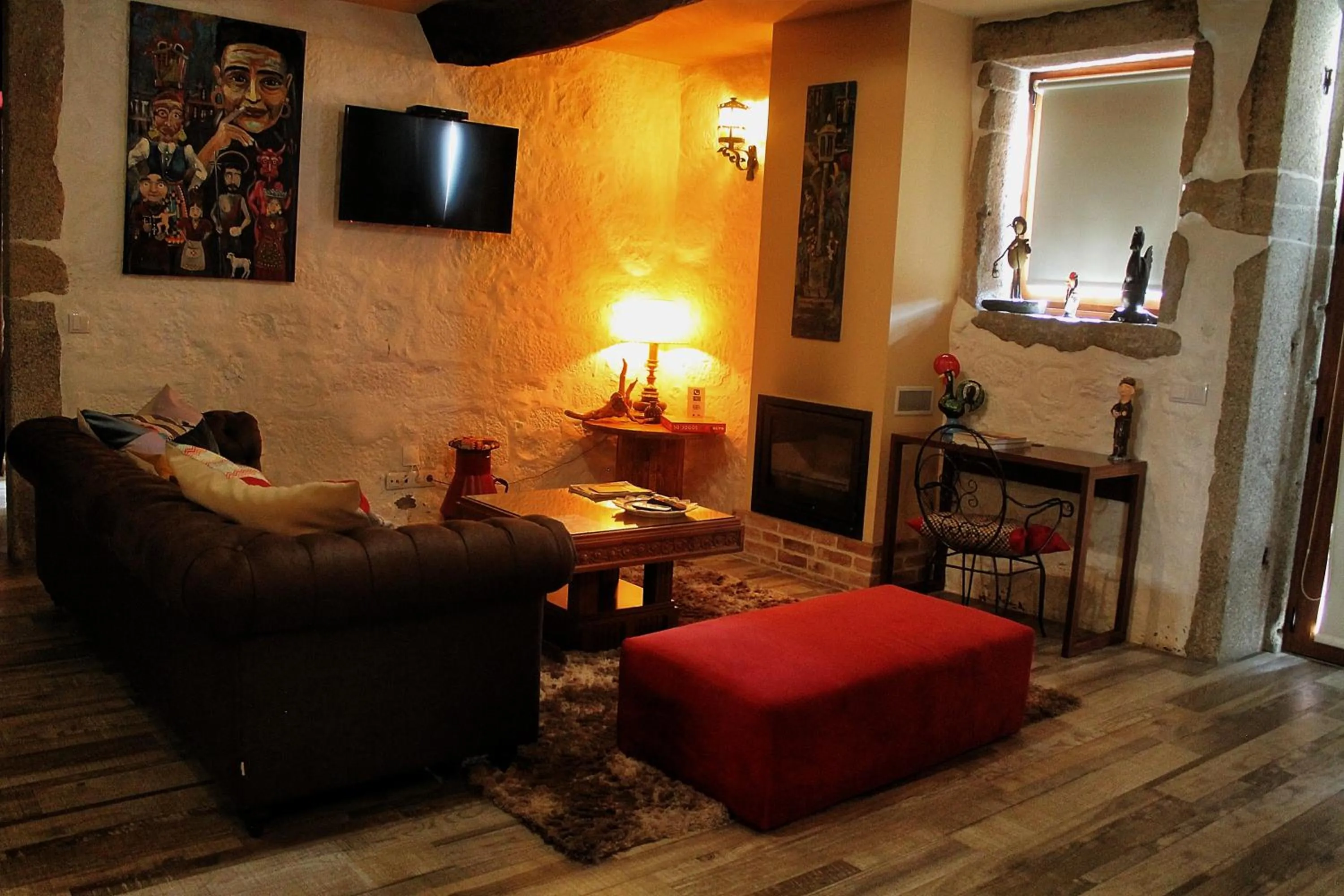 Communal lounge/ TV room in Art'Otel Barcelos