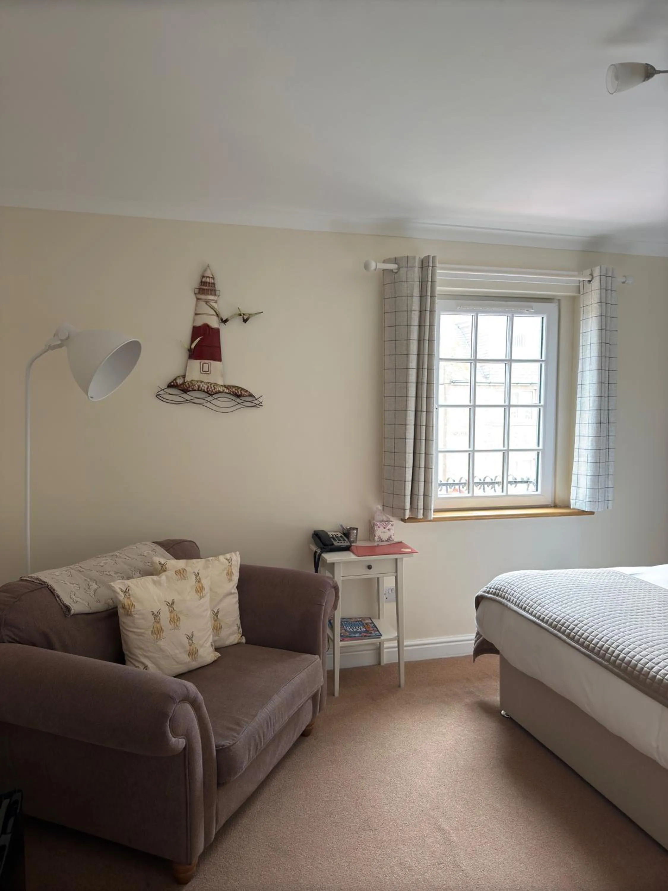 Seating area, Bed in The Old Brewhouse