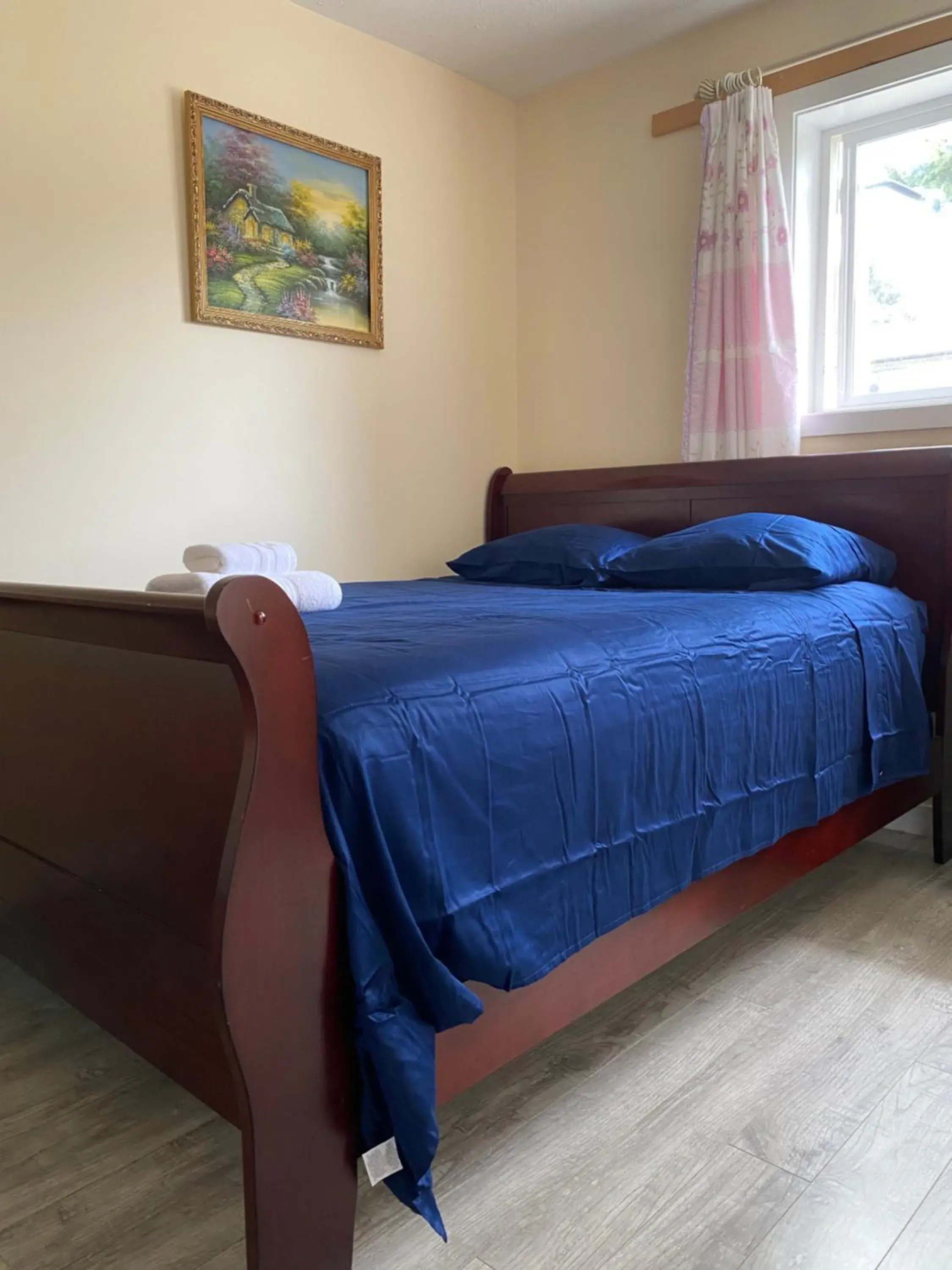 Queen Room with Shared Bathroom in YVR Vickie’s Bed and Breakfast Queen Room with Shared Bathroom in YVR Vickie’s Bed and Breakfast