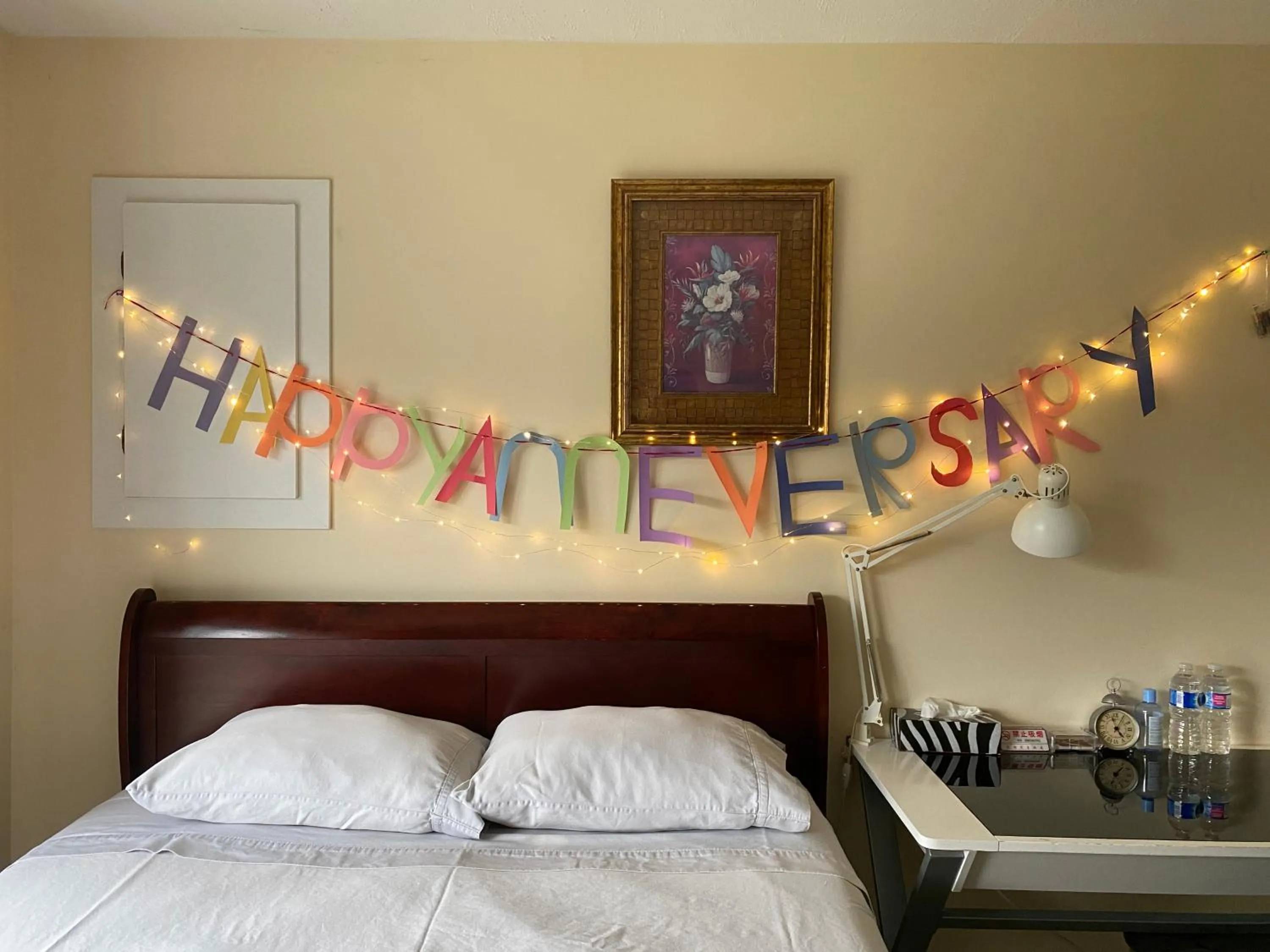 Bed in YVR Vickie’s Bed and Breakfast