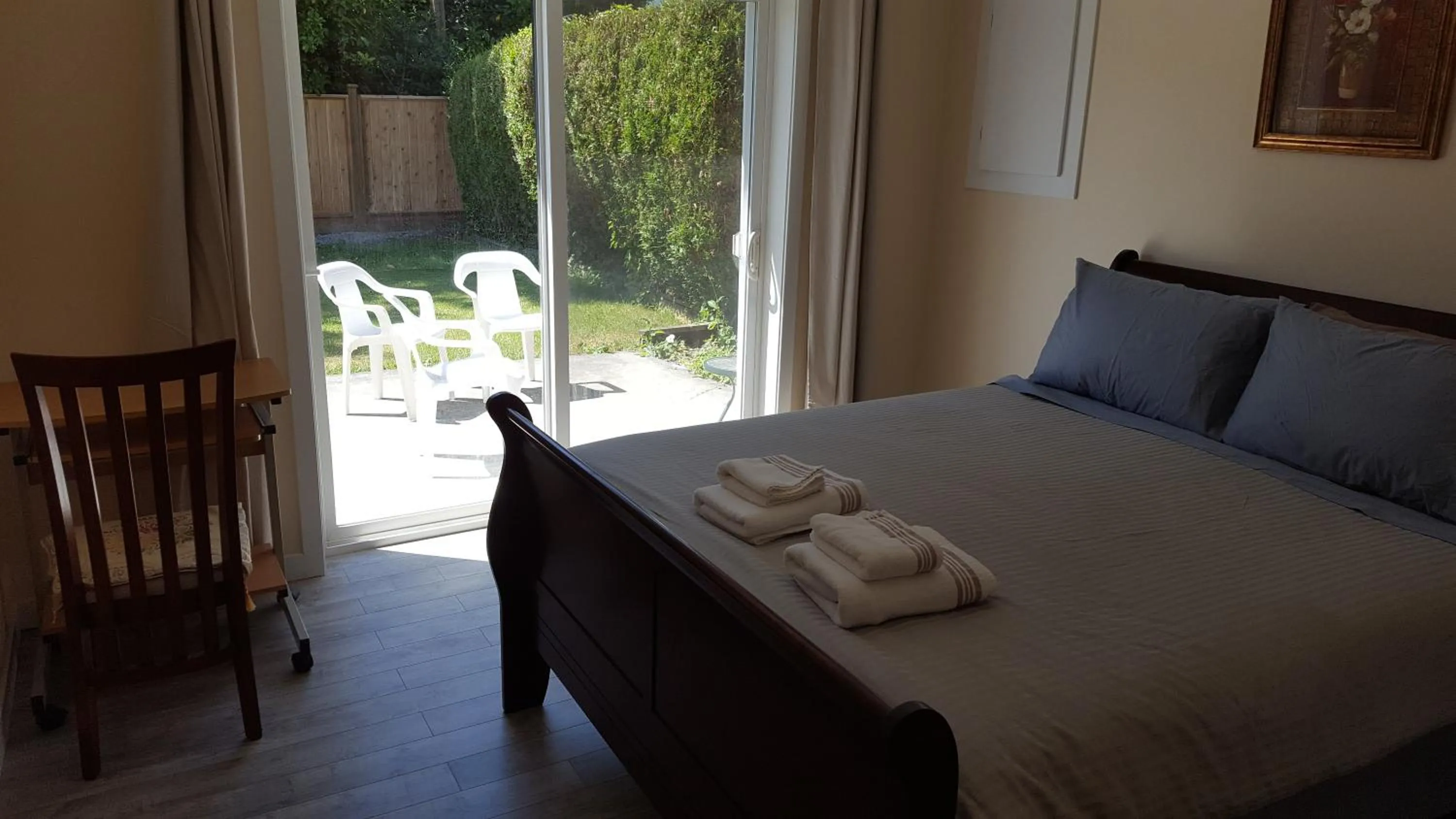 Bed in YVR Vickie’s Bed and Breakfast