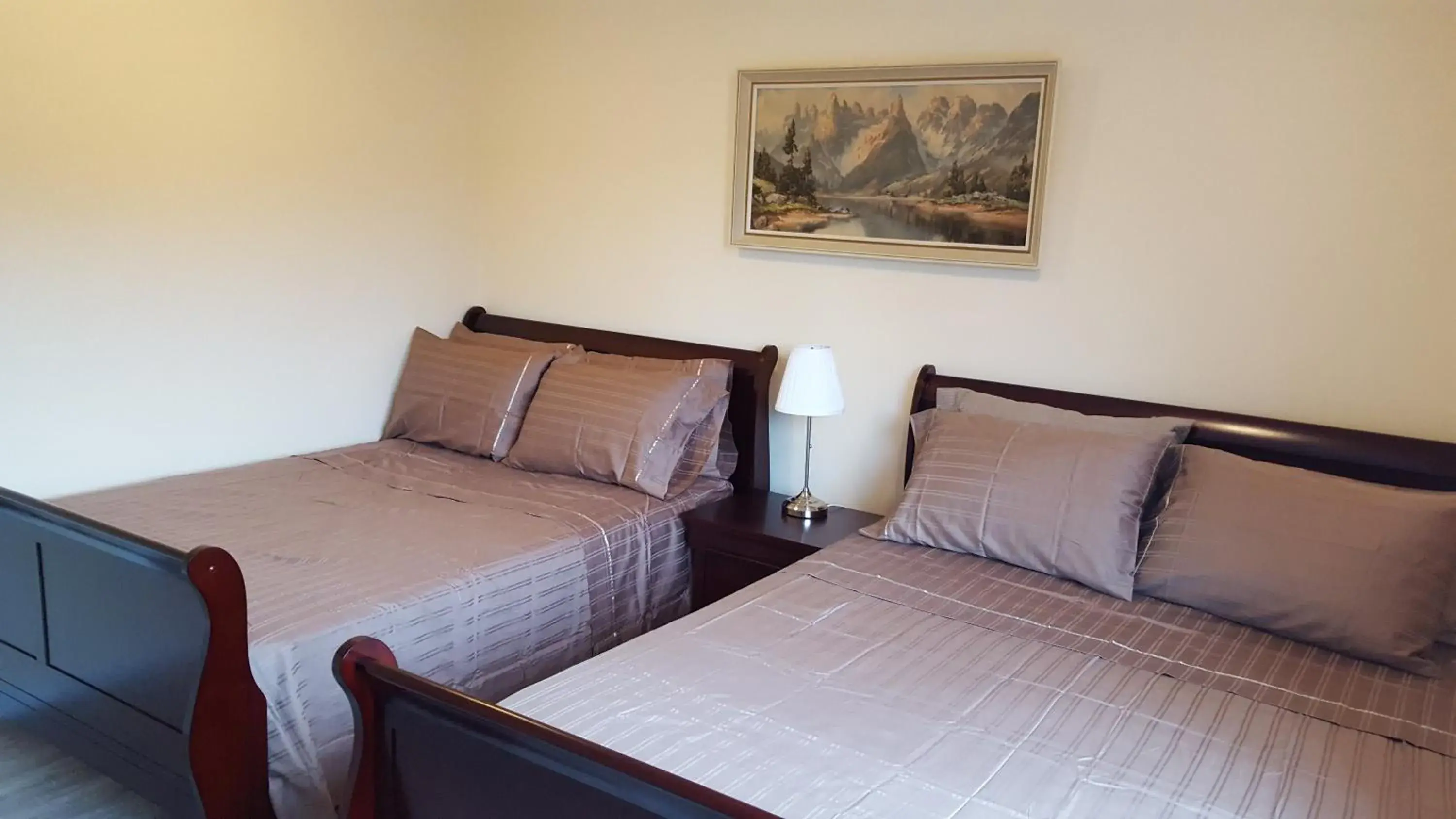 Deluxe Queen Room with Private Bathroom in YVR Vickie’s Bed and Breakfast Deluxe Queen Room with Private Bathroom in YVR Vickie’s Bed and Breakfast