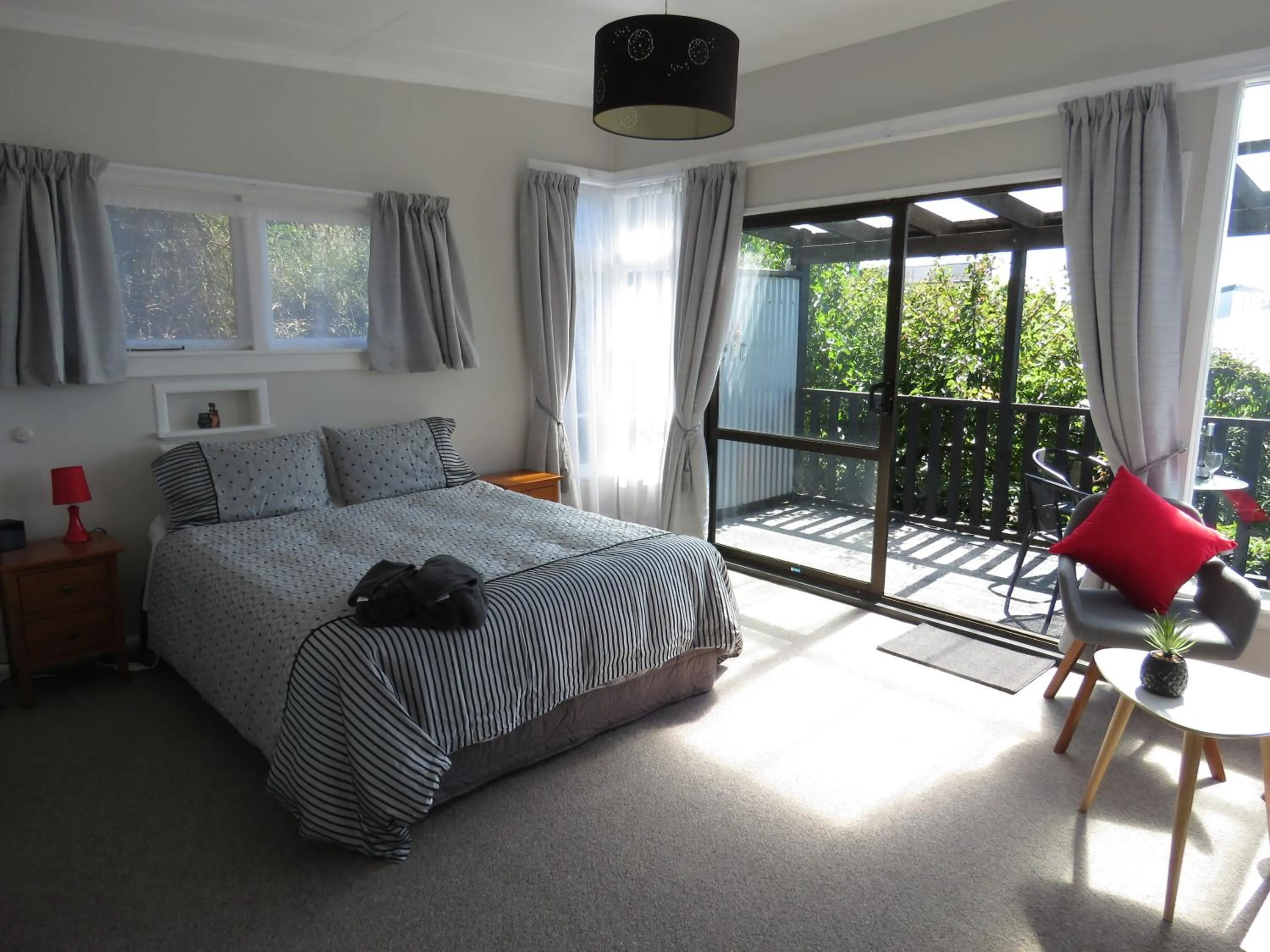Photo of the whole room, Bed in Oamaru Harbour Nest