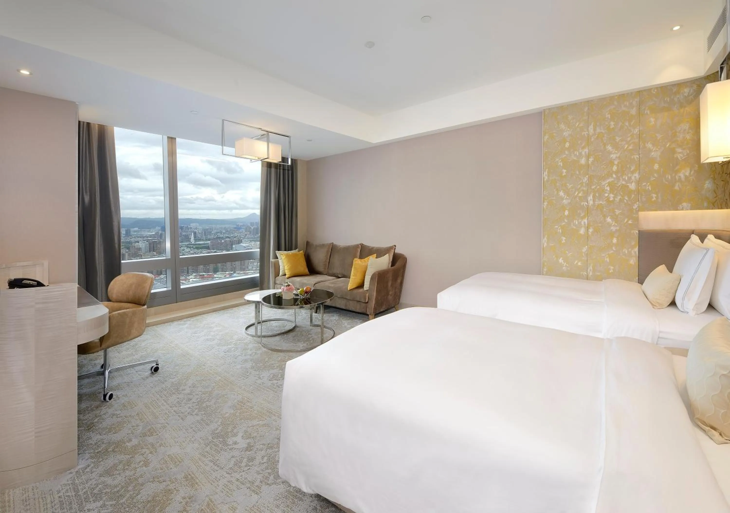 Photo of the whole room, Bed in Caesar Park Hotel Banqiao