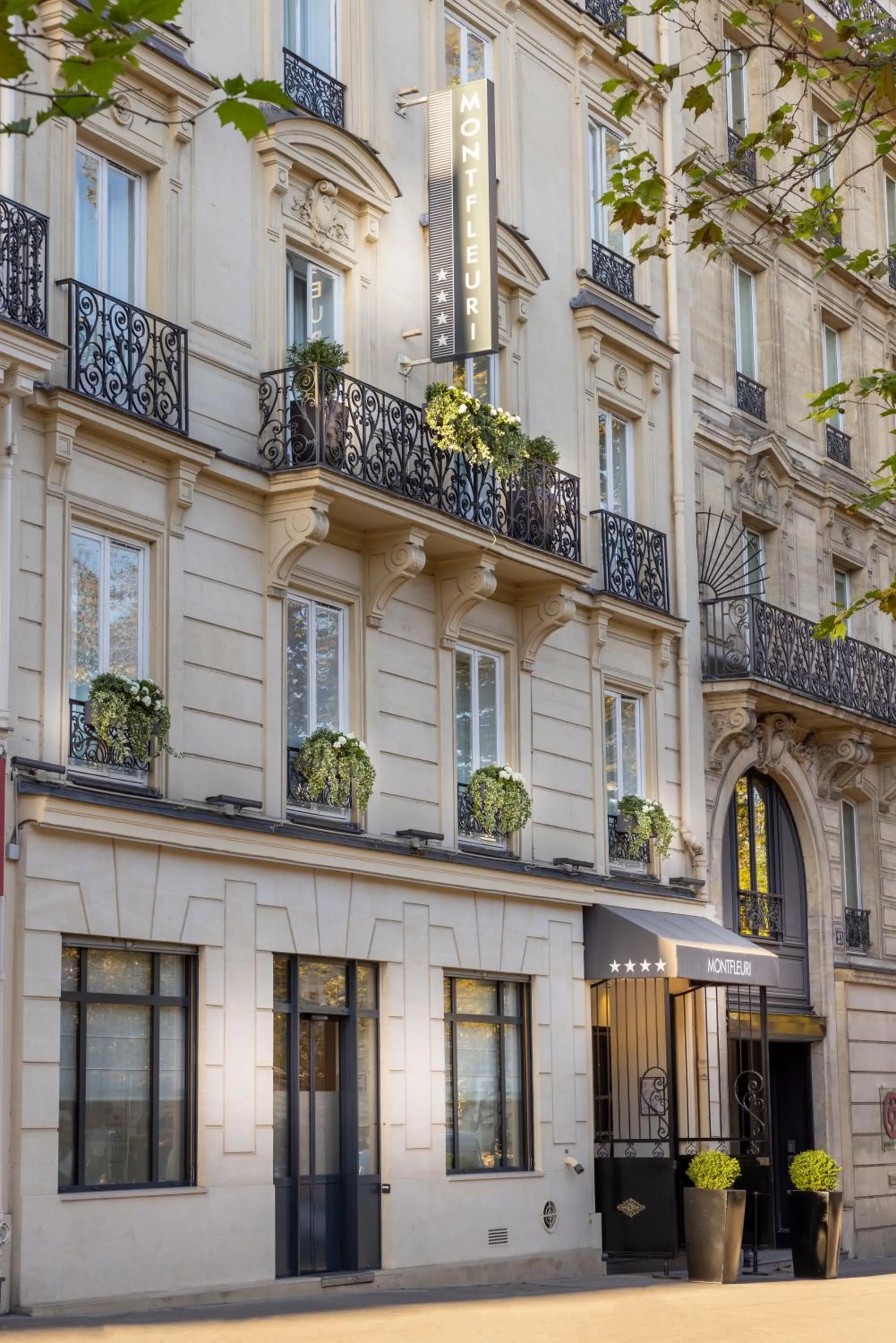Facade/entrance in Montfleuri