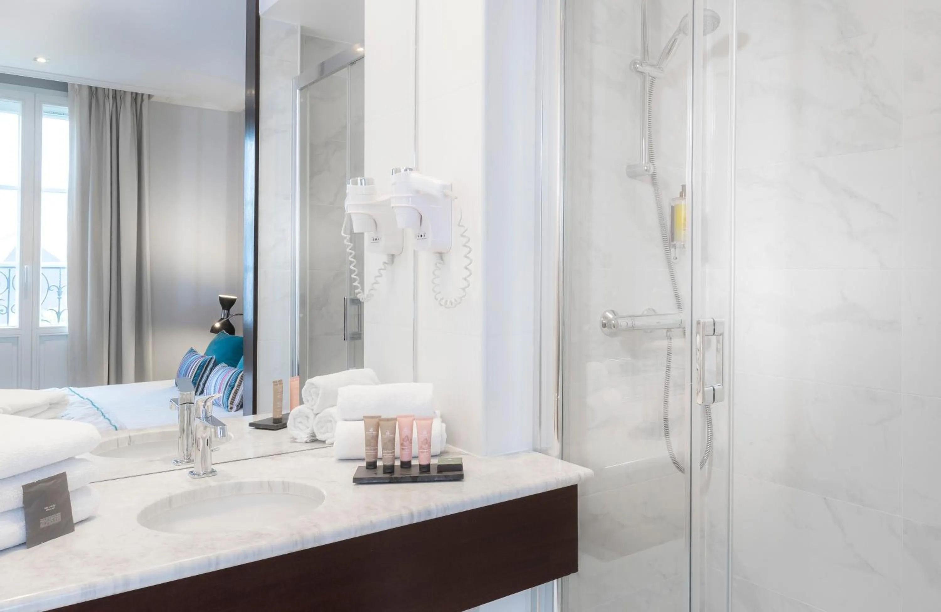 Bathroom, Bed in Montfleuri