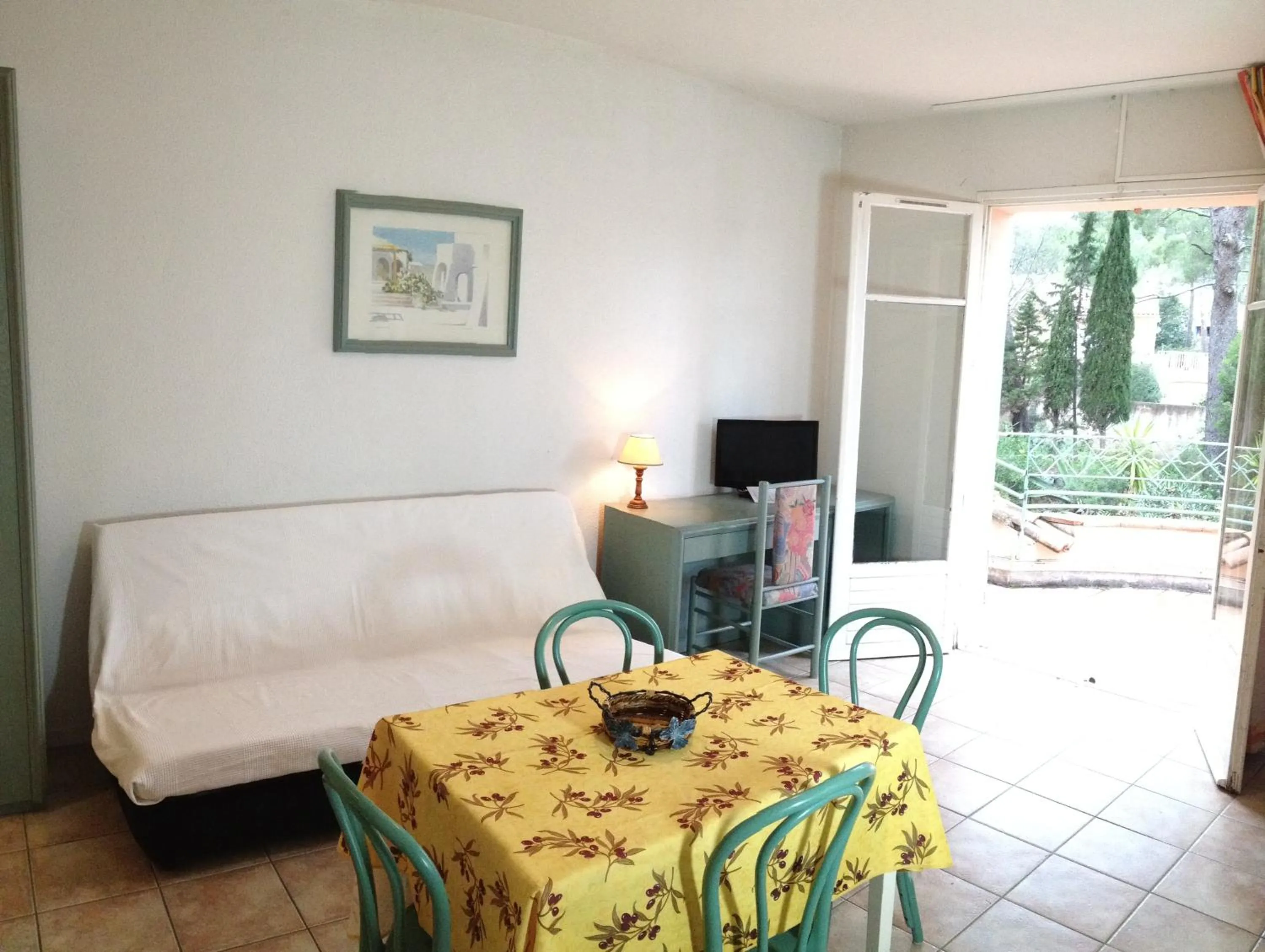Living room, Bed in Hôtel De La Mer