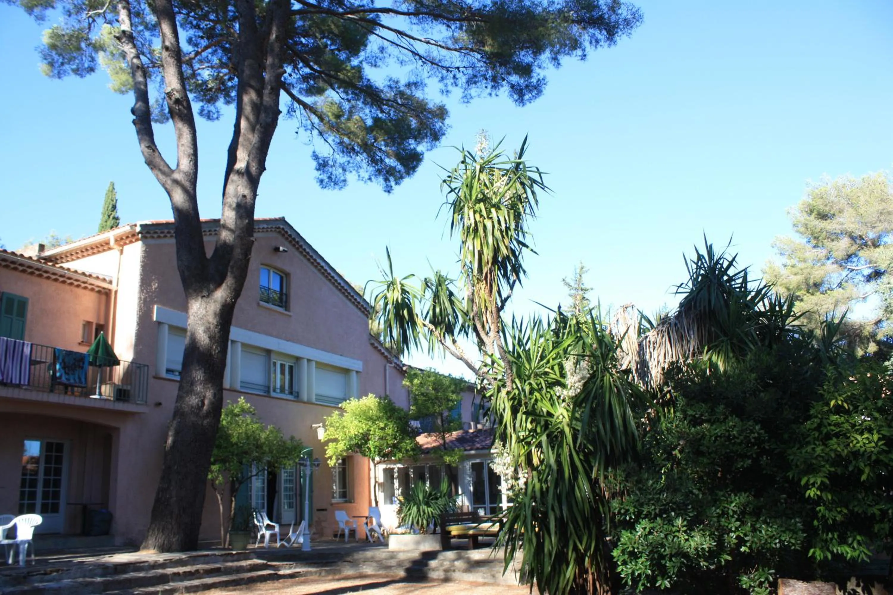 Facade/entrance in Hôtel De La Mer