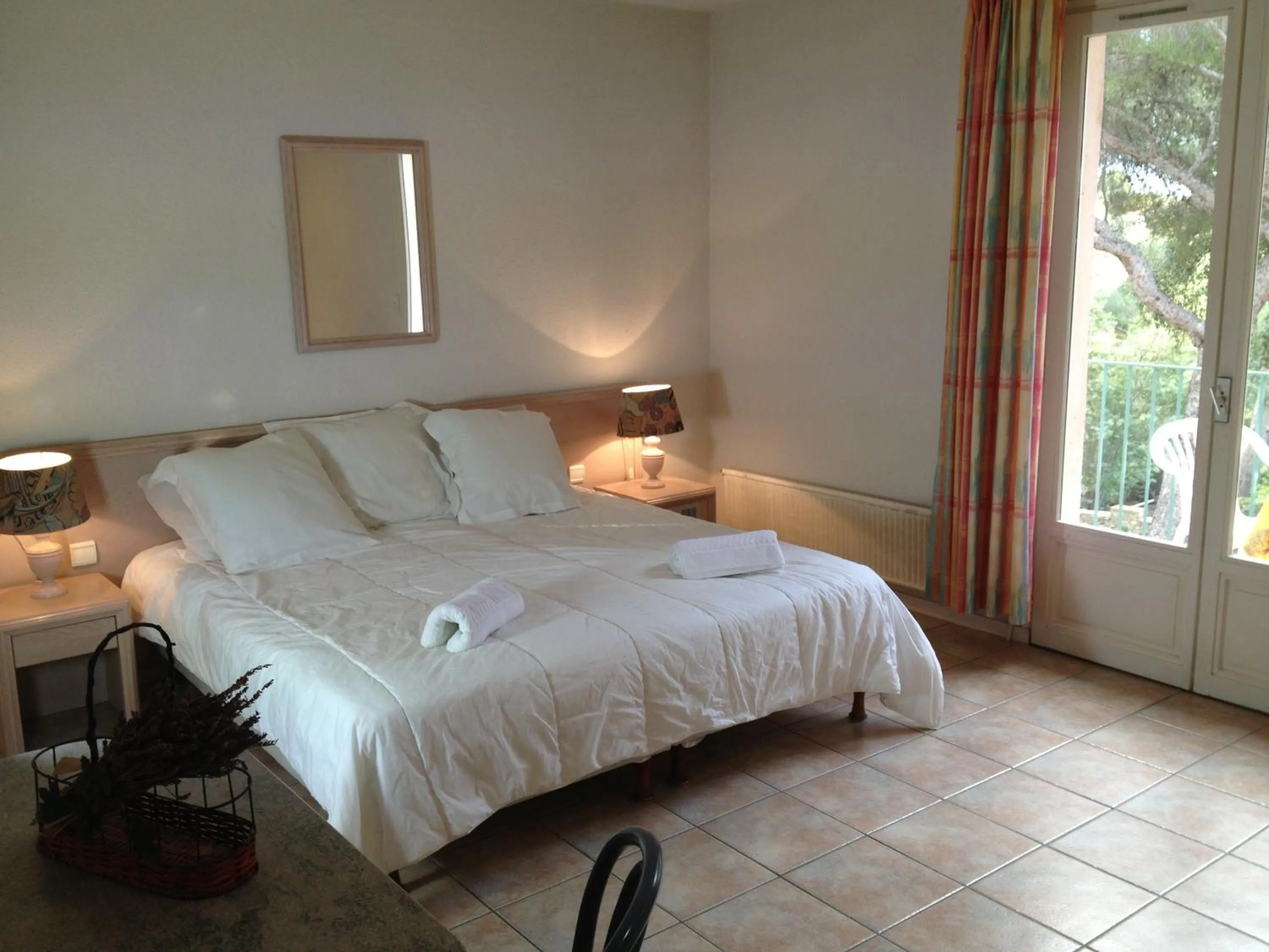 Bedroom, Bed in Hôtel De La Mer