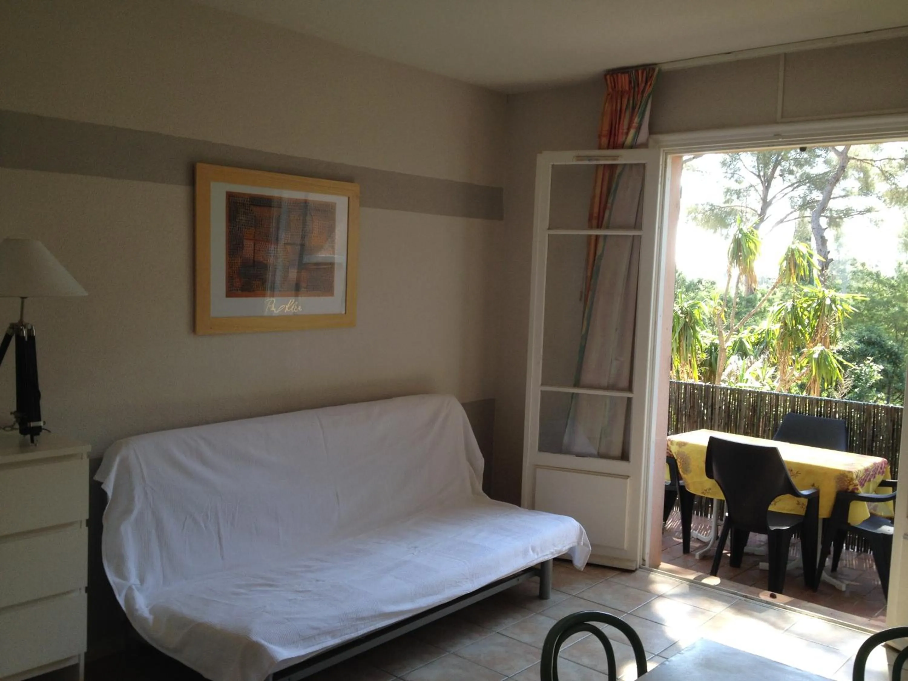 Balcony/Terrace, Bed in Hôtel De La Mer