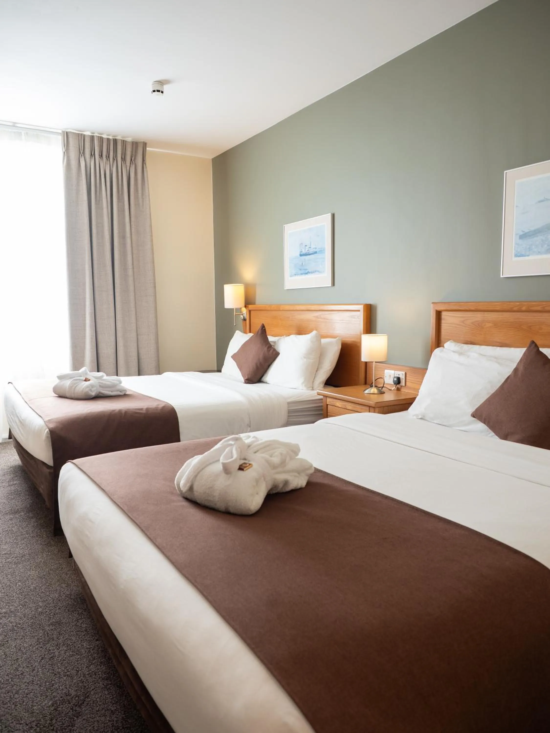 Bedroom, Bed in Future Inn Cardiff Bay