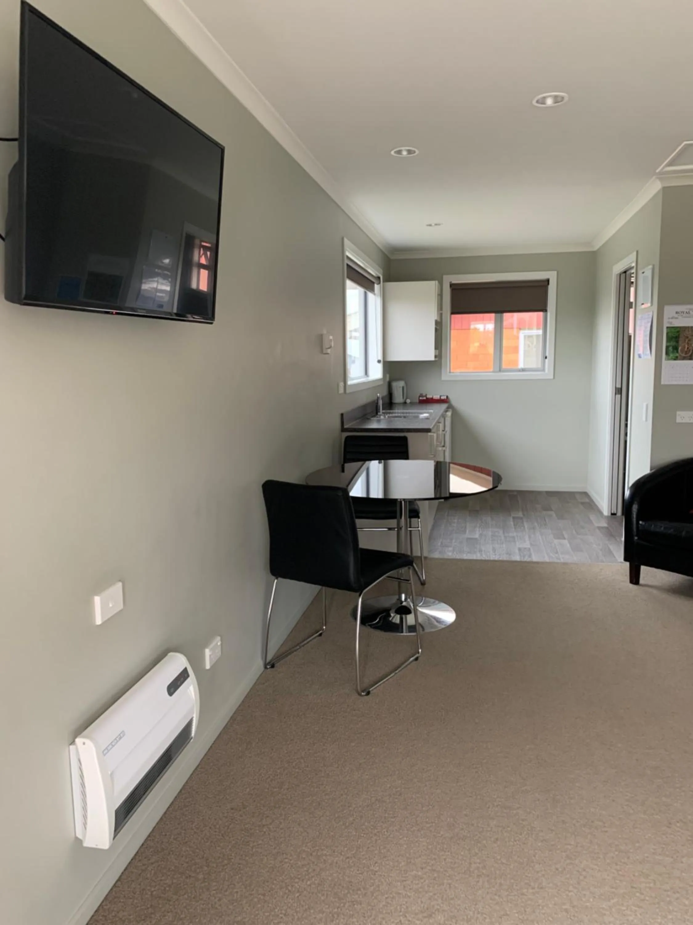 Kitchen or kitchenette in Kingswood Motel