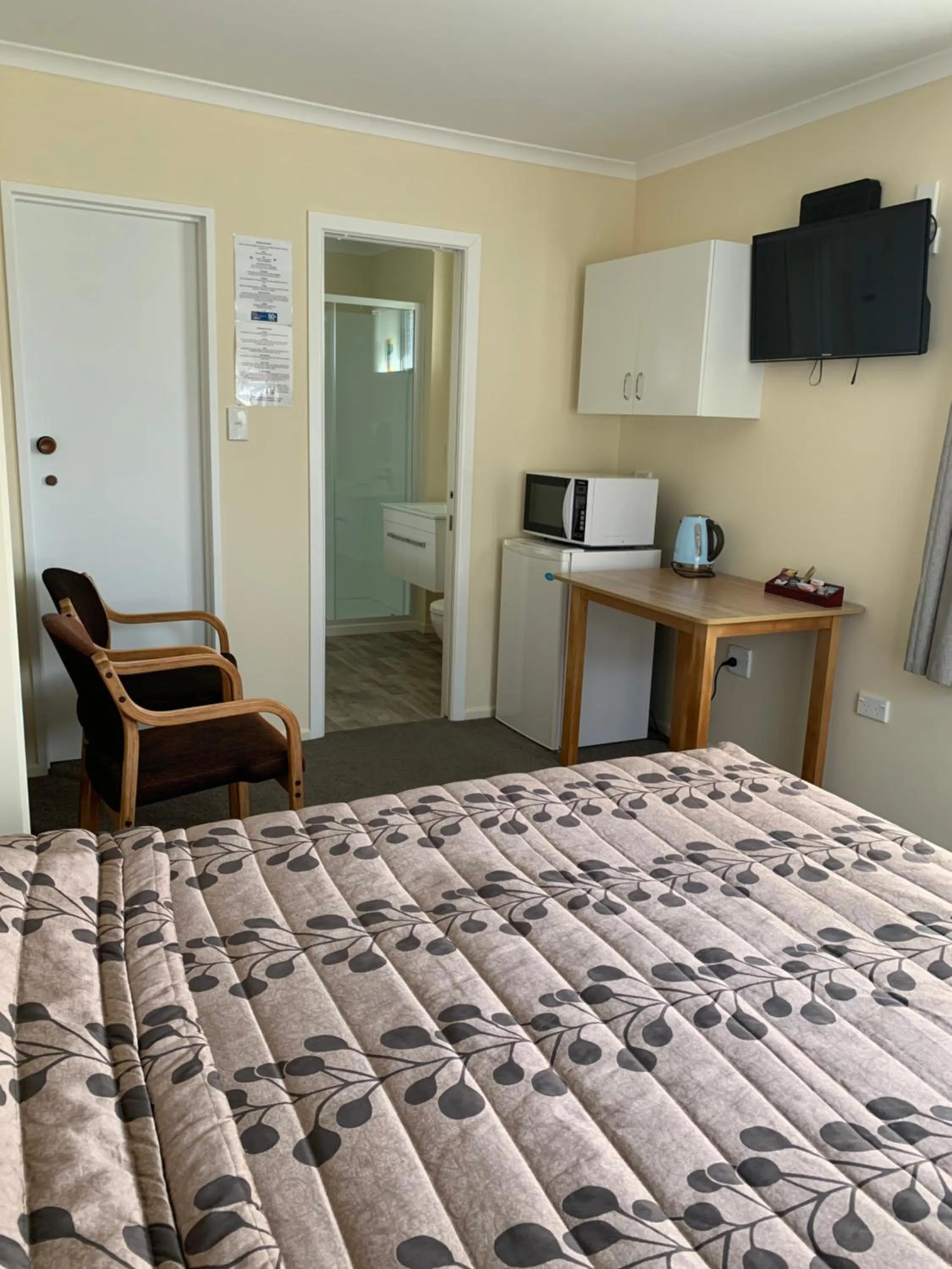 Photo of the whole room, Bed in Kingswood Motel