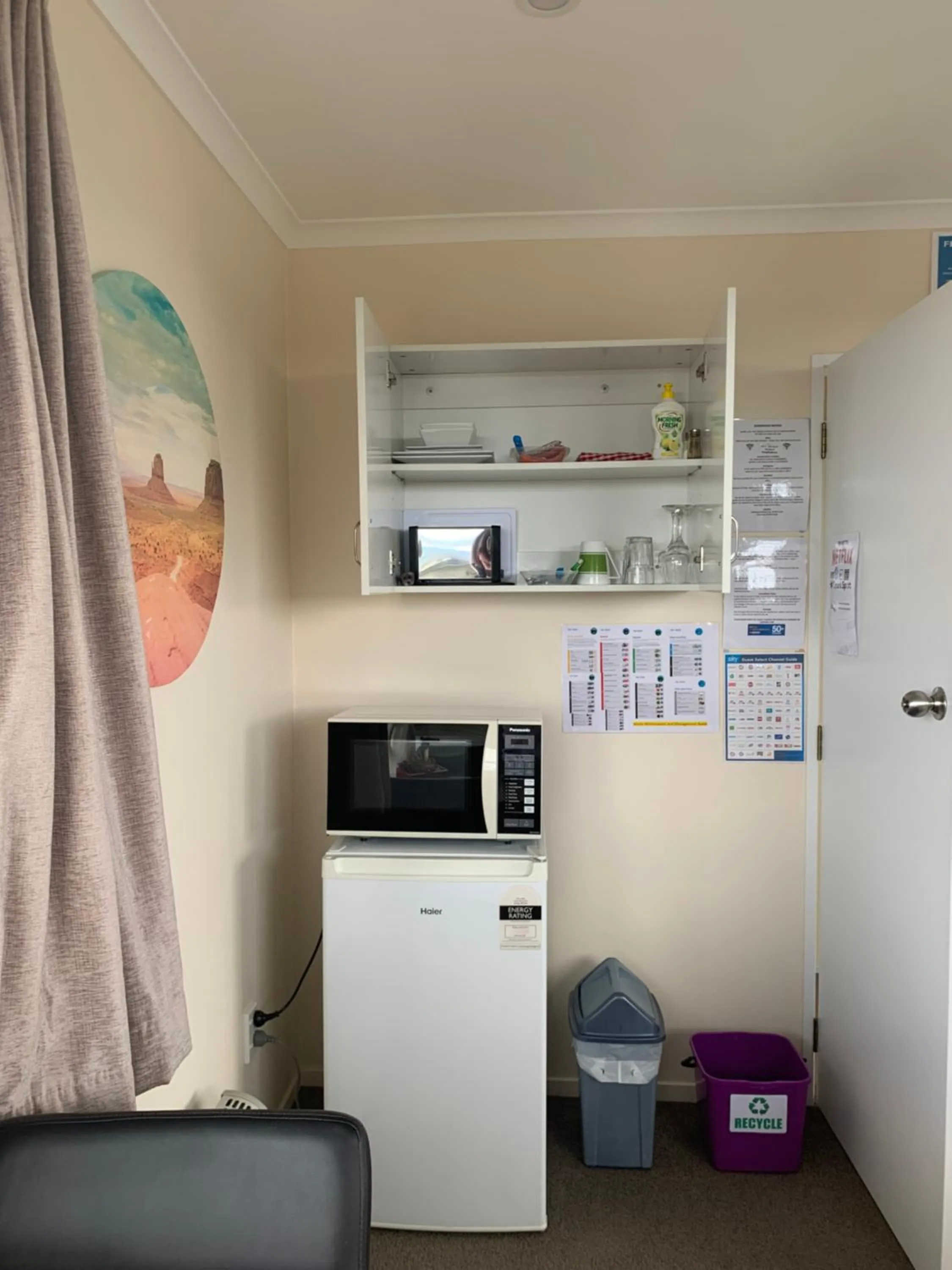Kitchen or kitchenette in Kingswood Motel